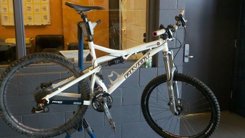 2010 Pivot Mach 5  White