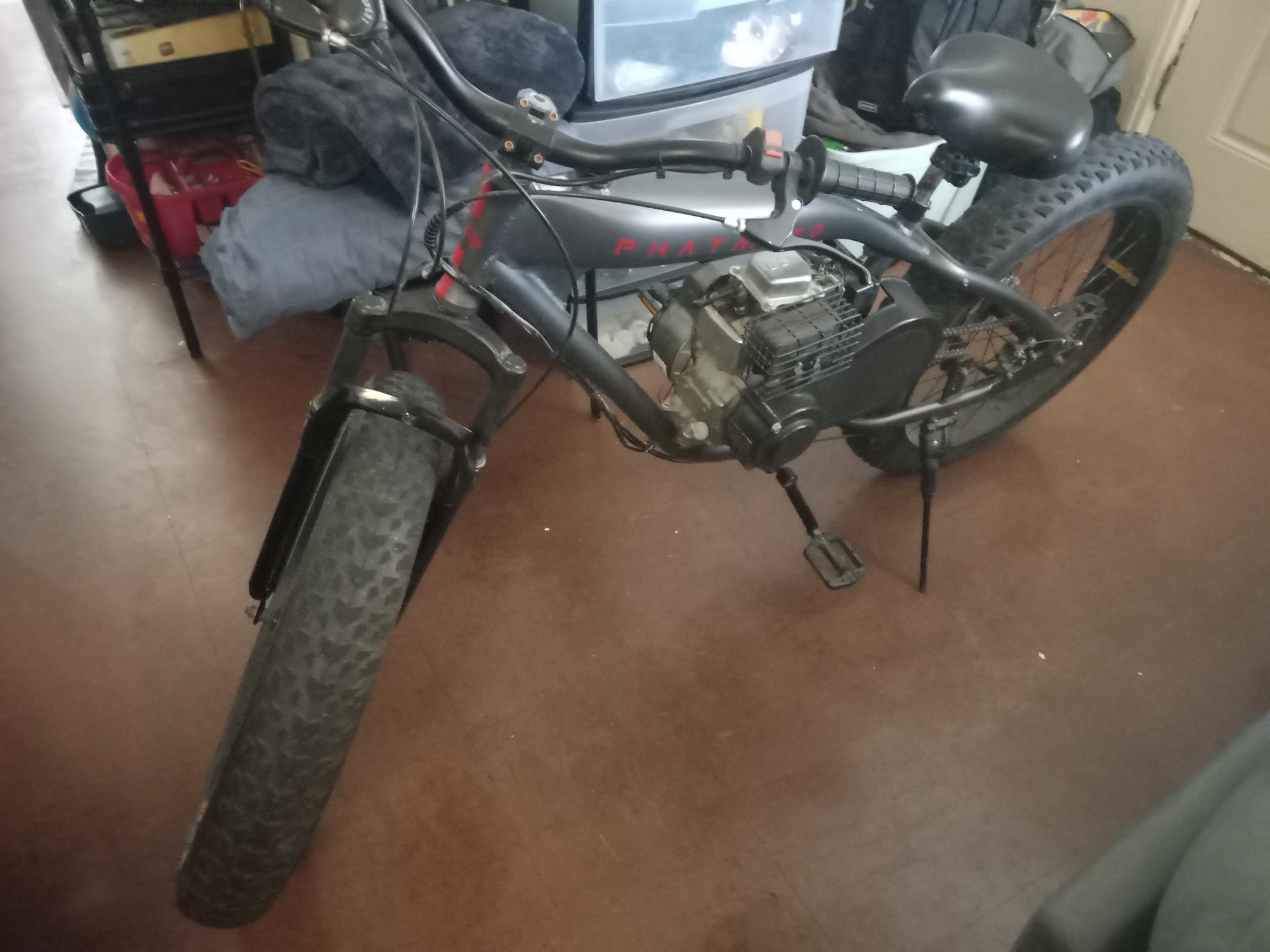 PHATMOTO 26 in Silver, gray or bare metal and Red