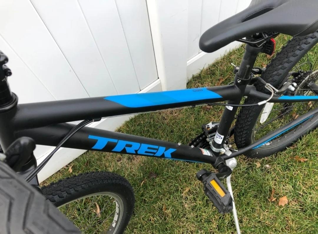 Trek 820 Black and Blue