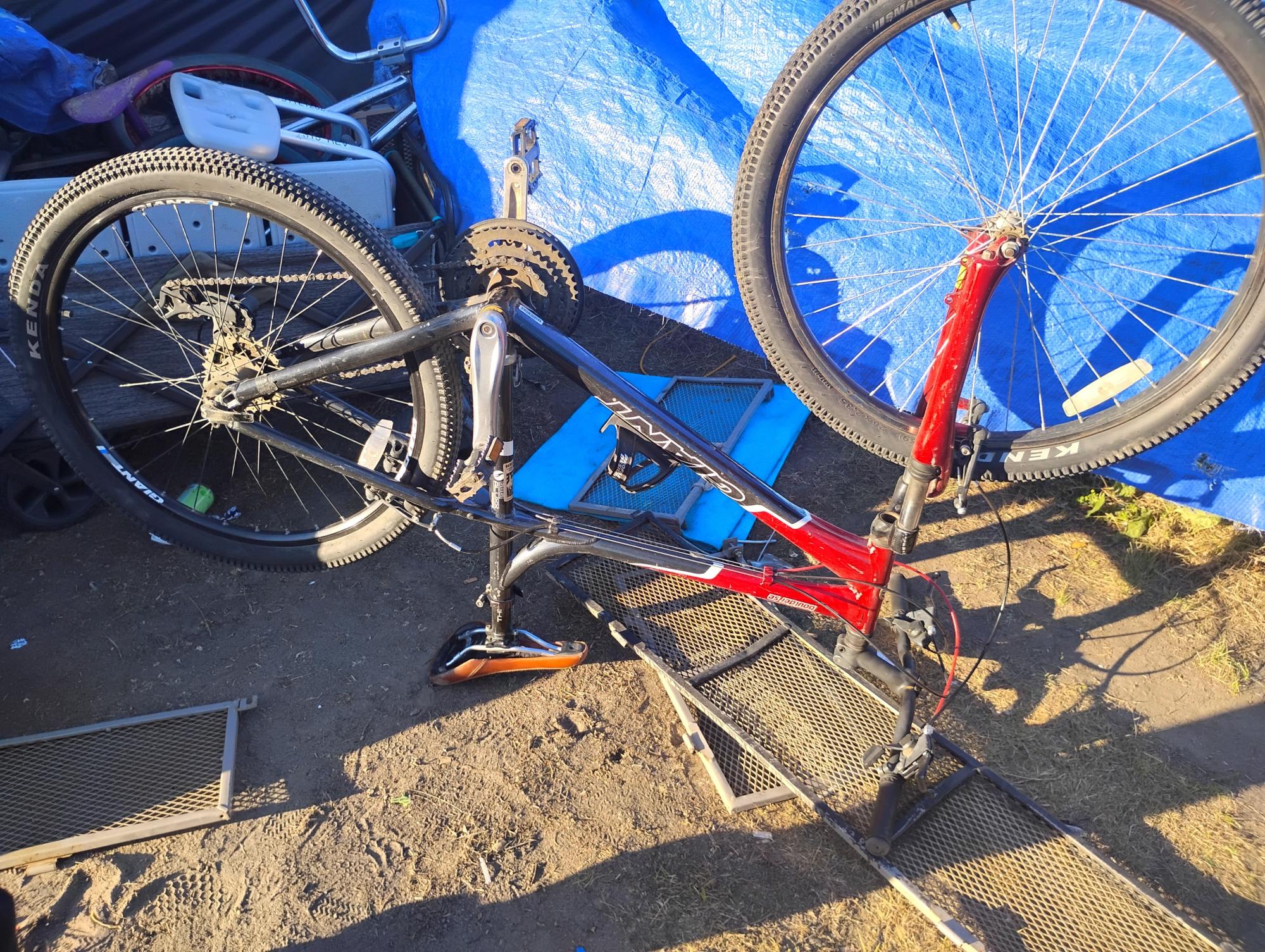 2005 Giant Boulder SE w Black and Red