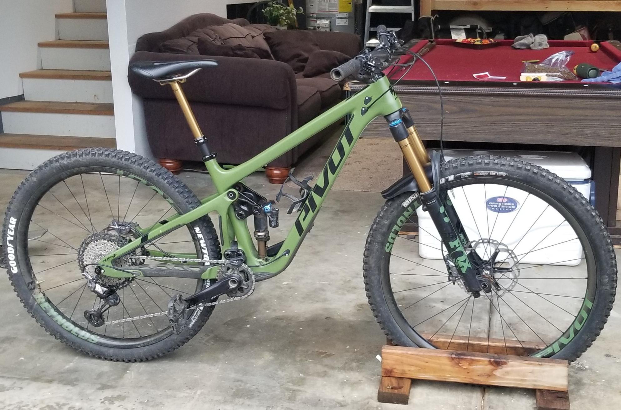 2022 Pivot Switchblade Green