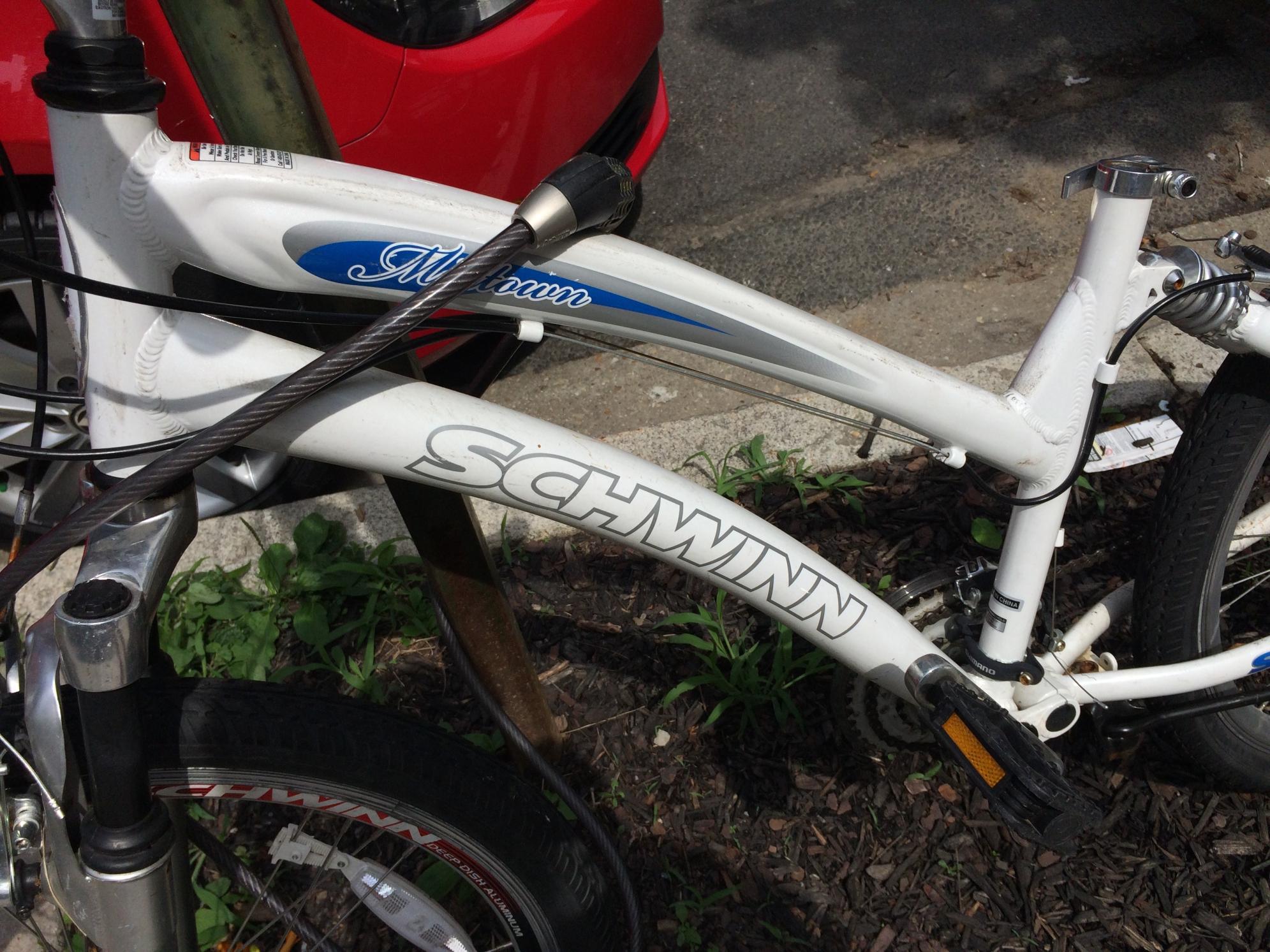 Schwinn 21-speed women's midtown comfort, shimano White
