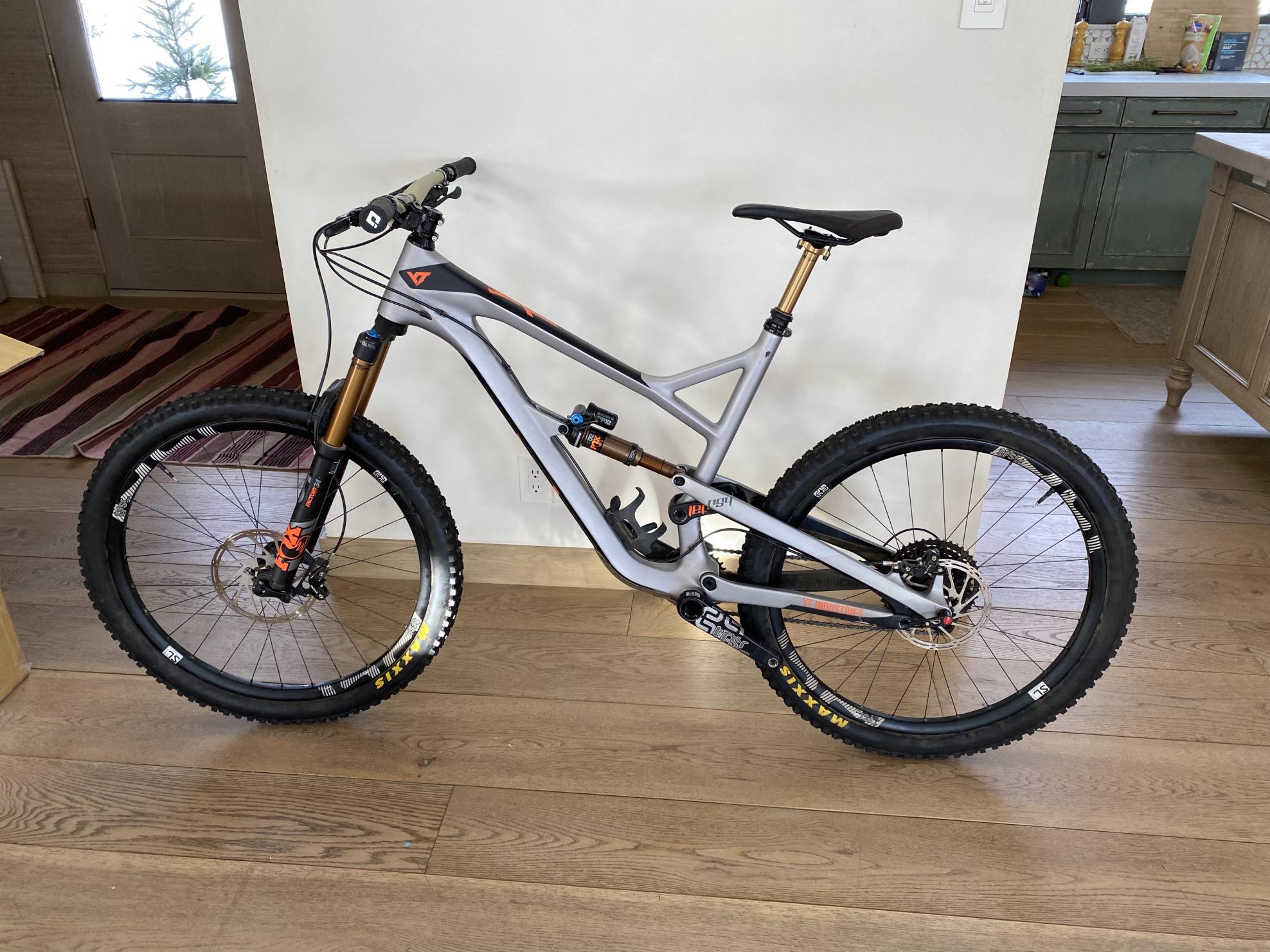 2018 YT Jeffsy CF Pro Race Silver, gray or bare metal