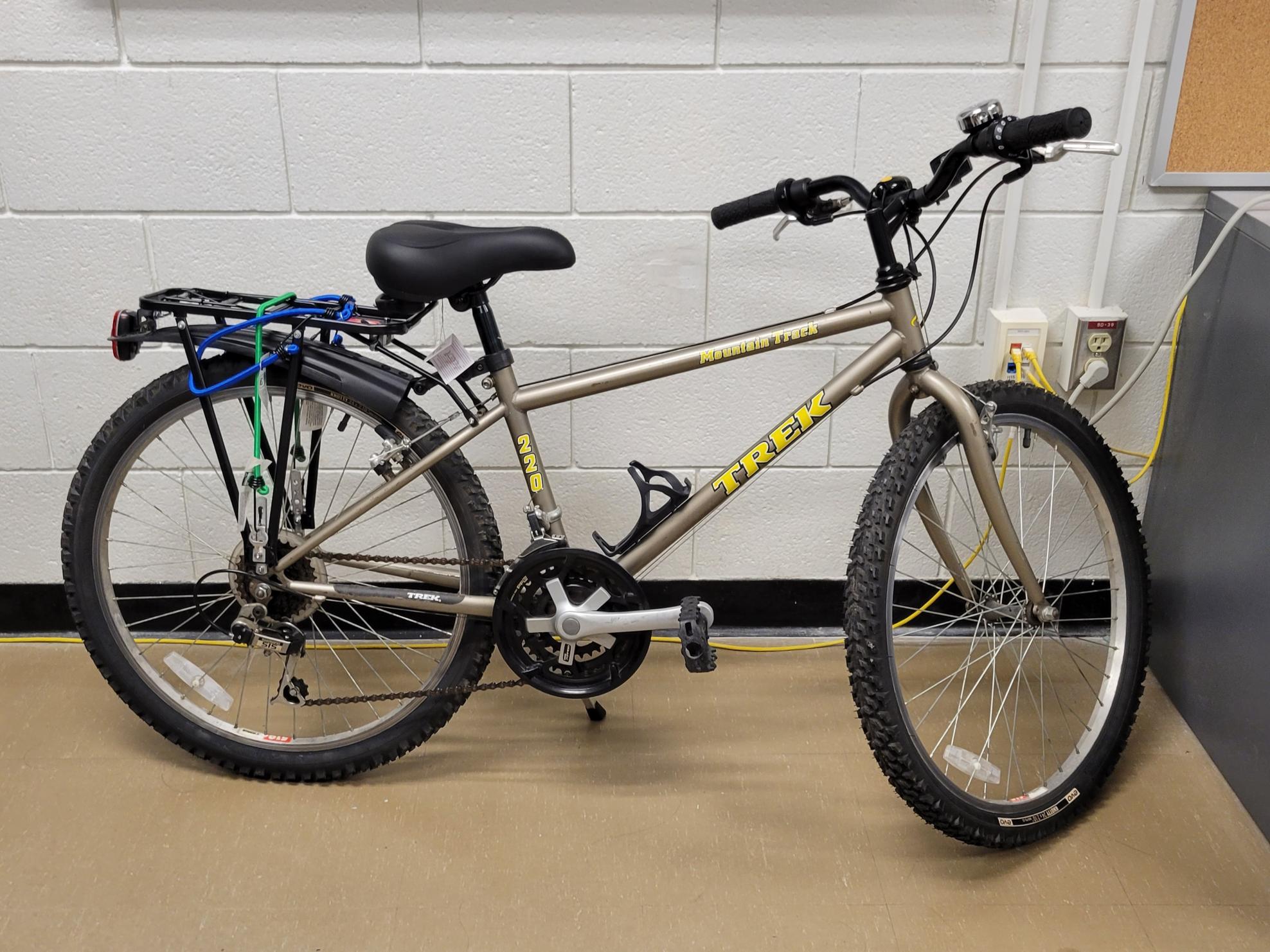 Trek Mountain track 220 Silver, gray or bare metal and Yellow or Gold