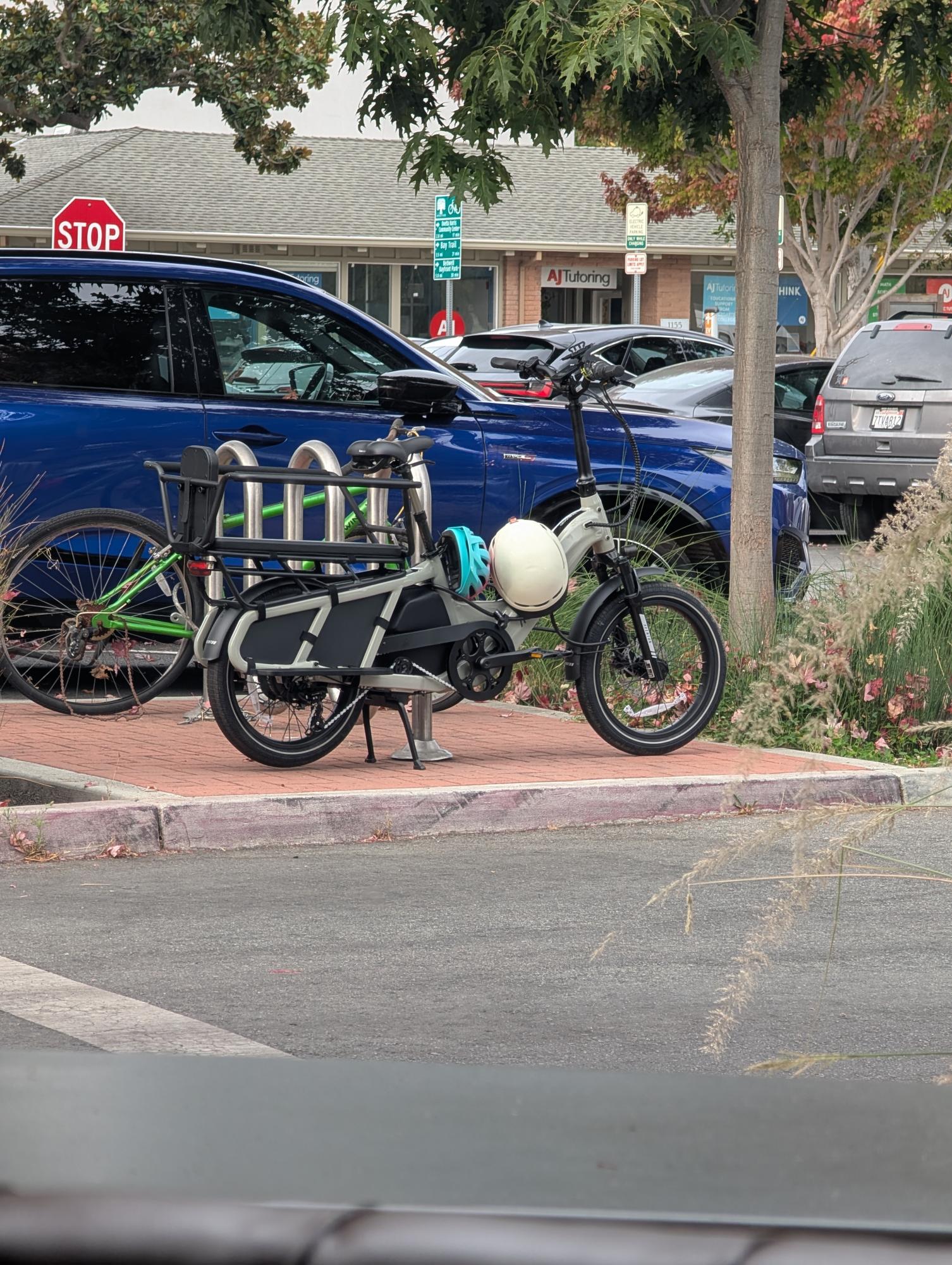 2025 Aventón Abound.2 Silver, gray or bare metal