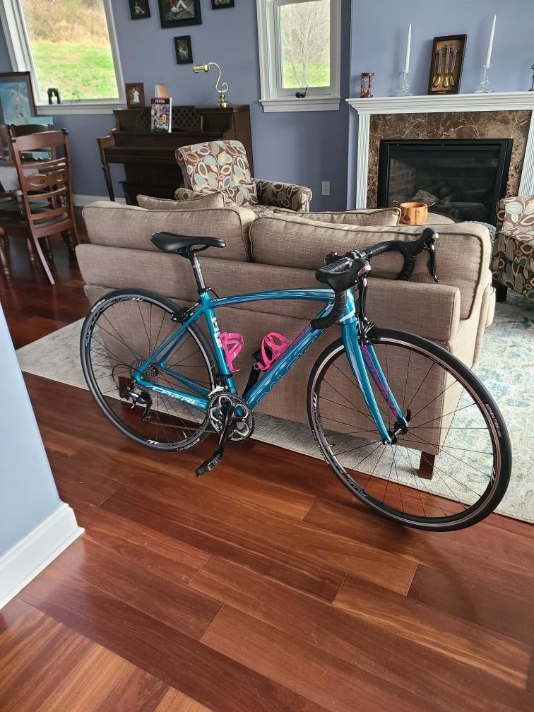 2015 Raleigh ONE SPECIFIC DETAIL IS THE HOT PINK B... Teal