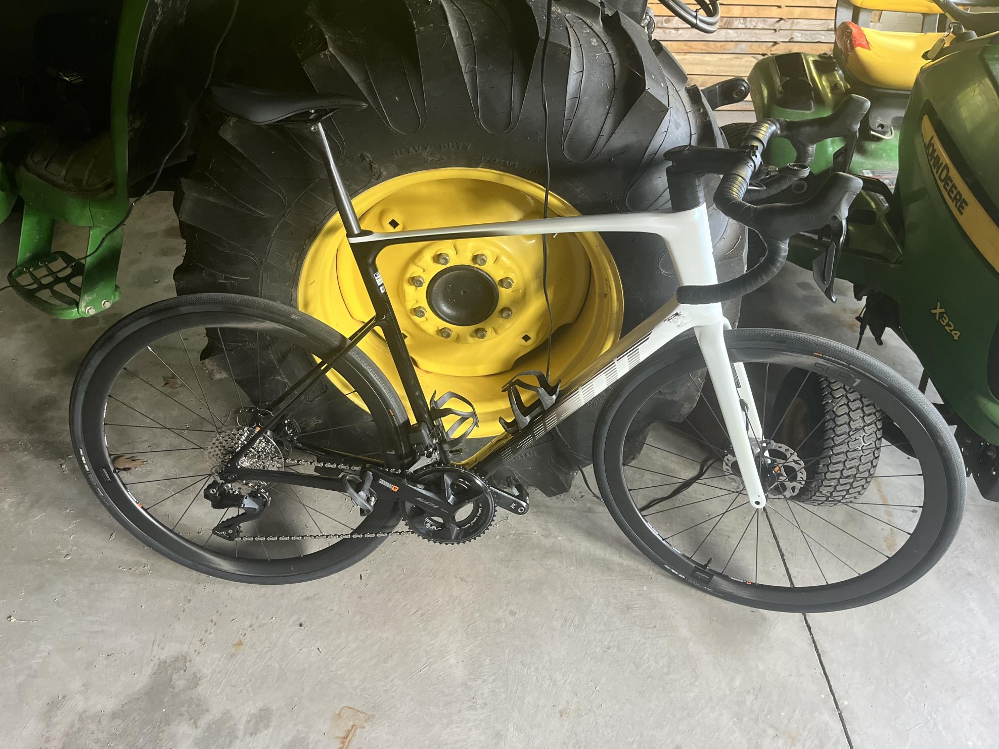 2024 Giant DEFY ADVANCED PRO 1 White