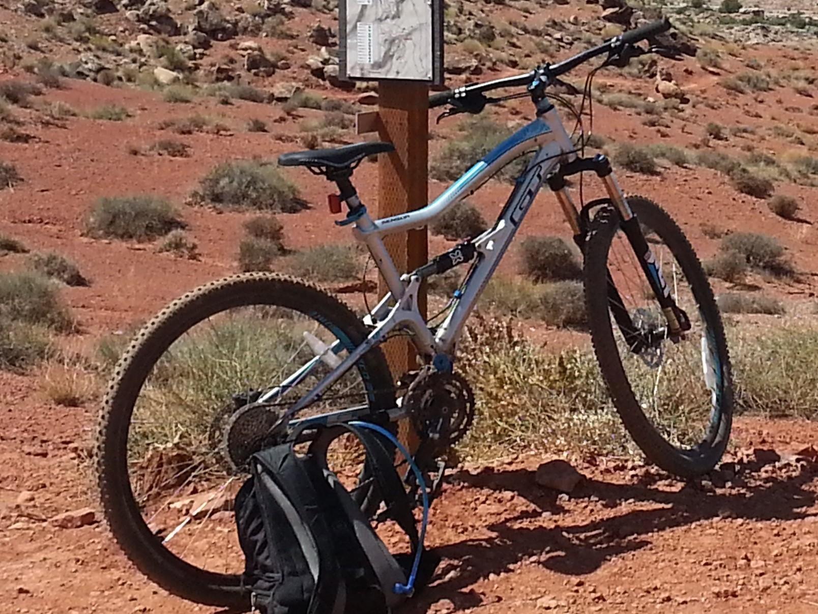 2016 GT Bicycles Sensor 9R 3.0 29er Silver or Gray