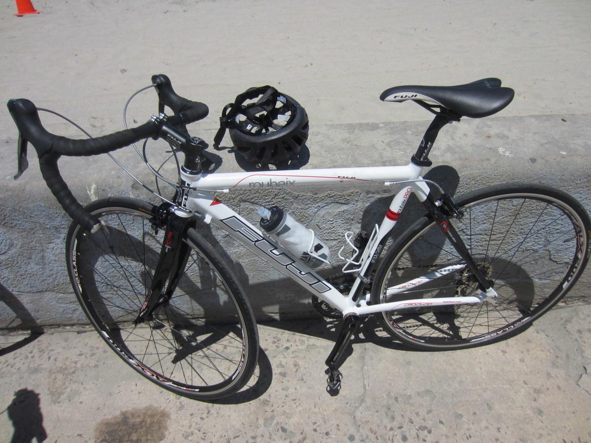 2009 Fuji Roubaix Pro  White and Black