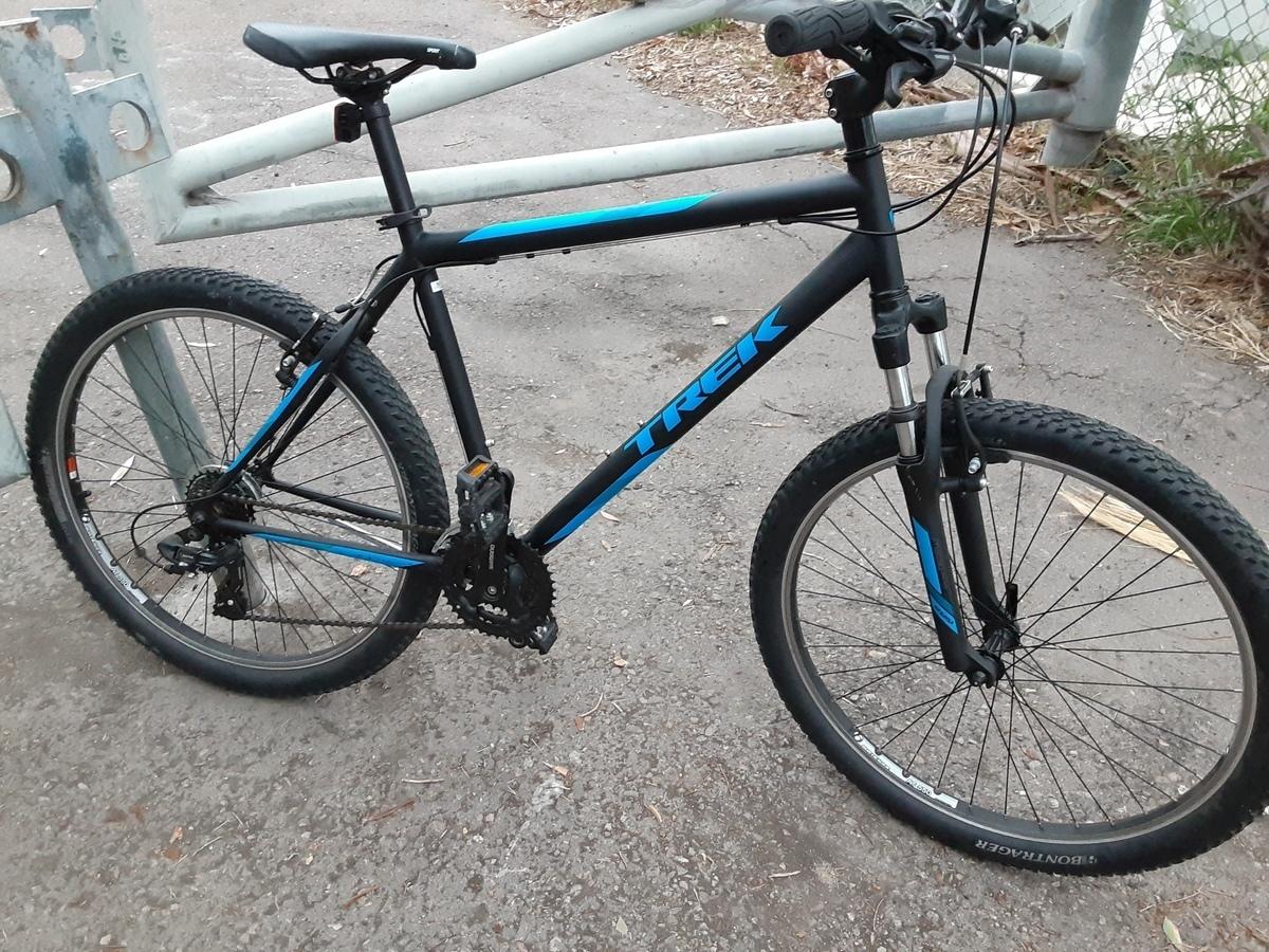 Trek 820 Black and Black