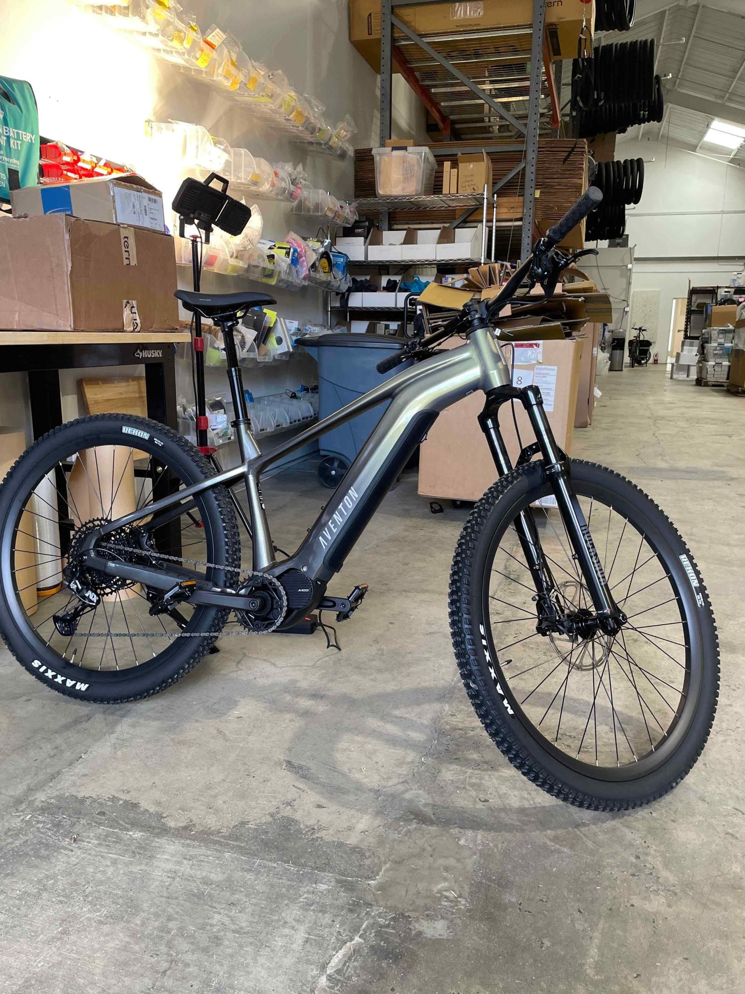 2024 Aventón Yellow or Gold and Black