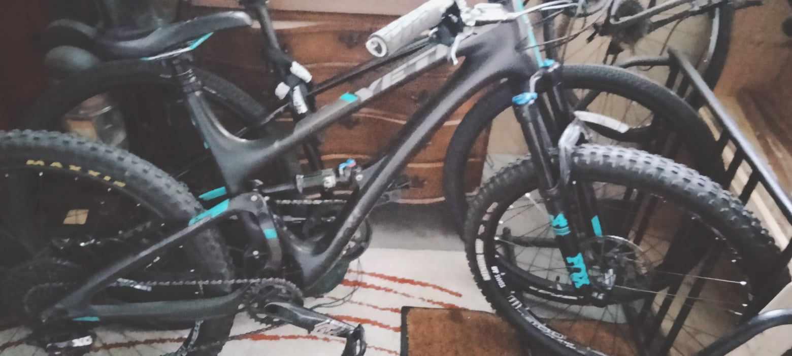 2018 Yeti Sb5 Silver, gray or bare metal and Teal