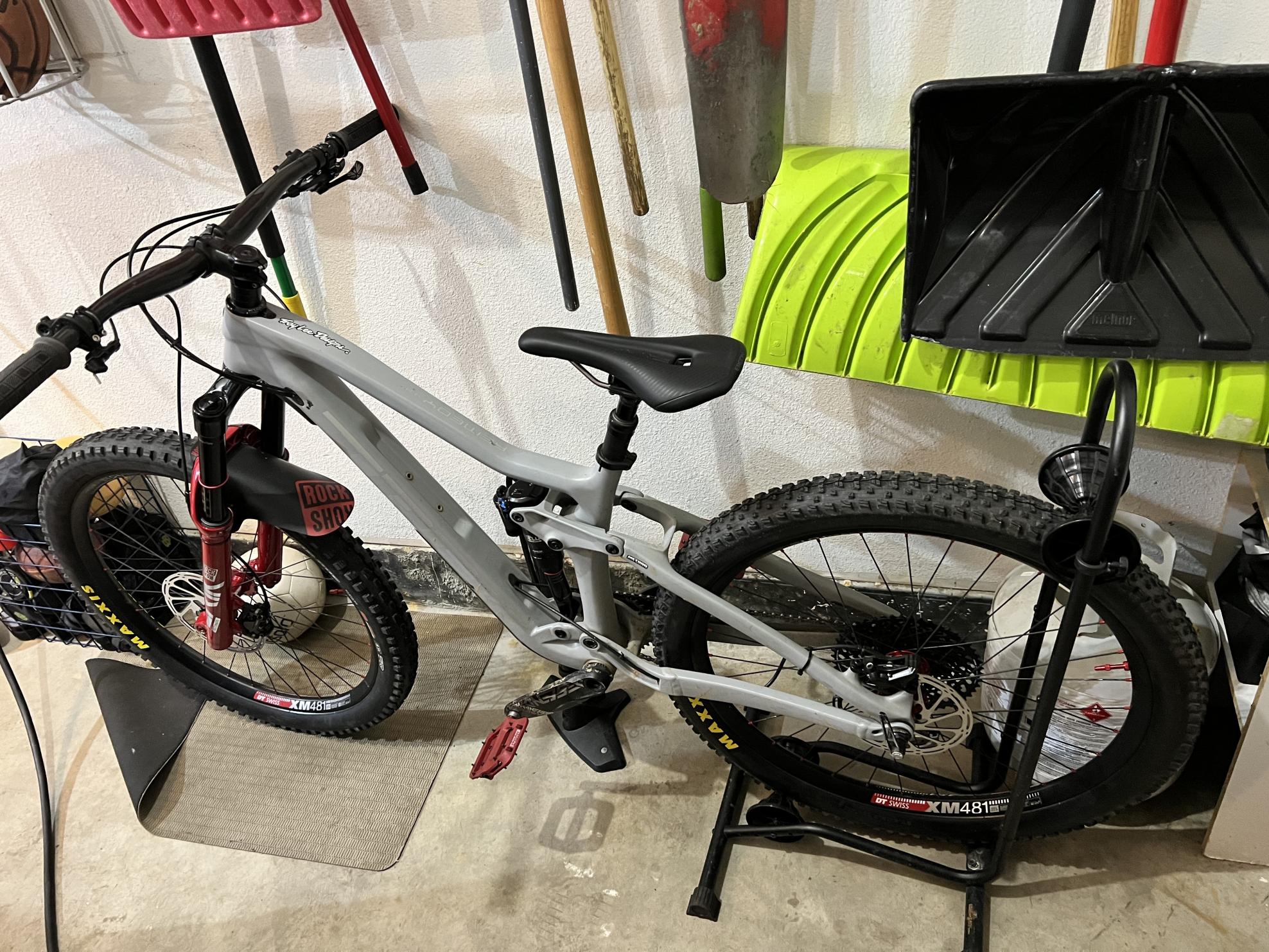 2019 Trek Remedy 9.8 Silver, gray or bare metal