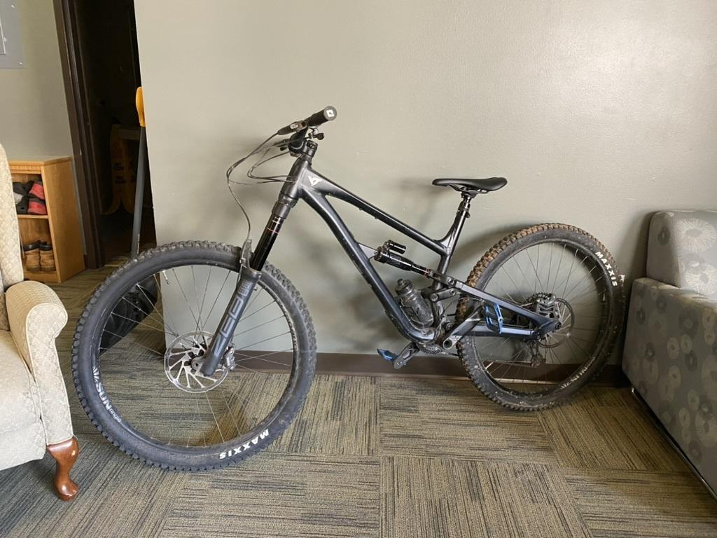 2023 YT Capra Black