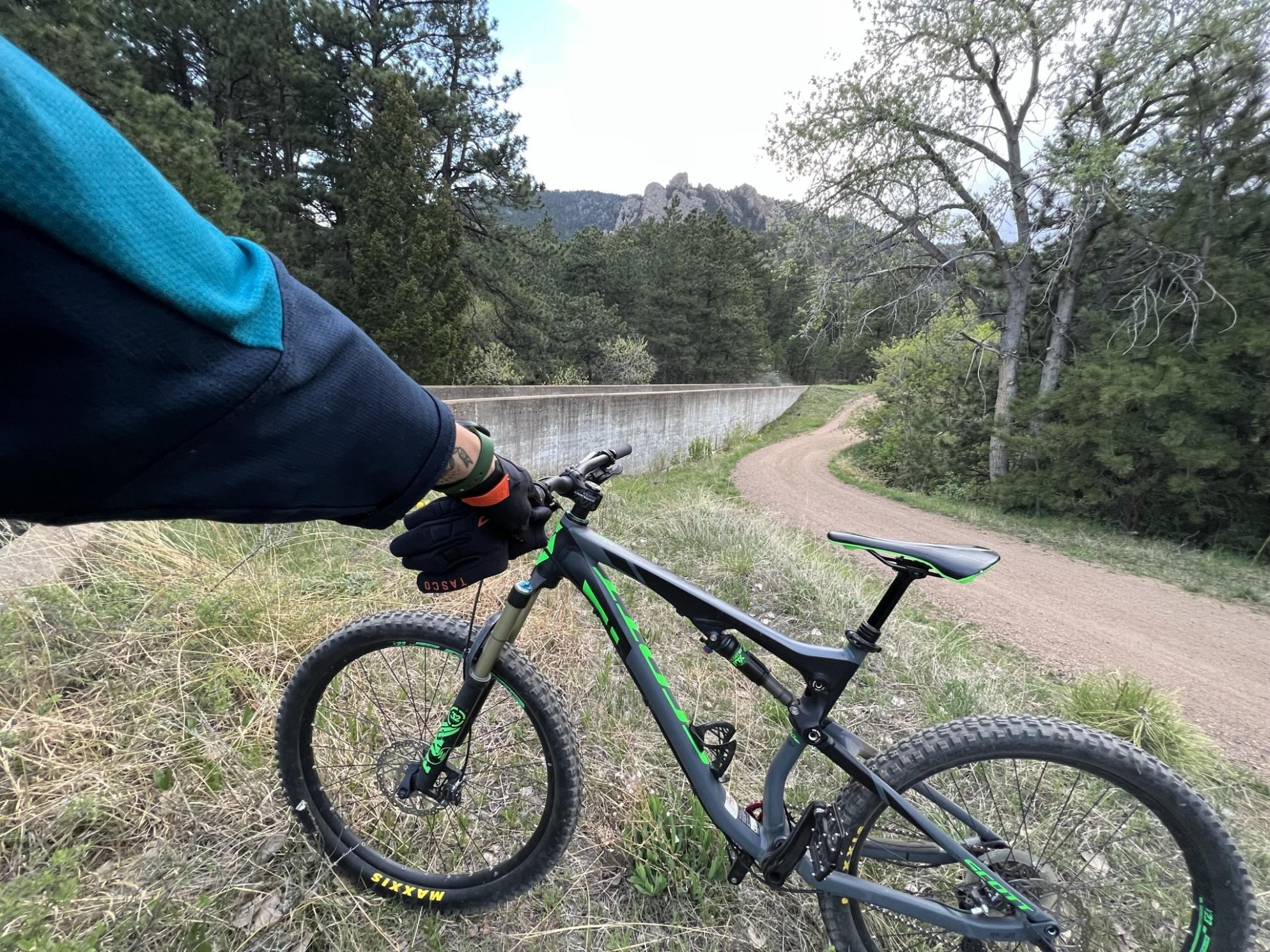 2016 SCOTT Genius Silver, gray or bare metal, Black, and Green