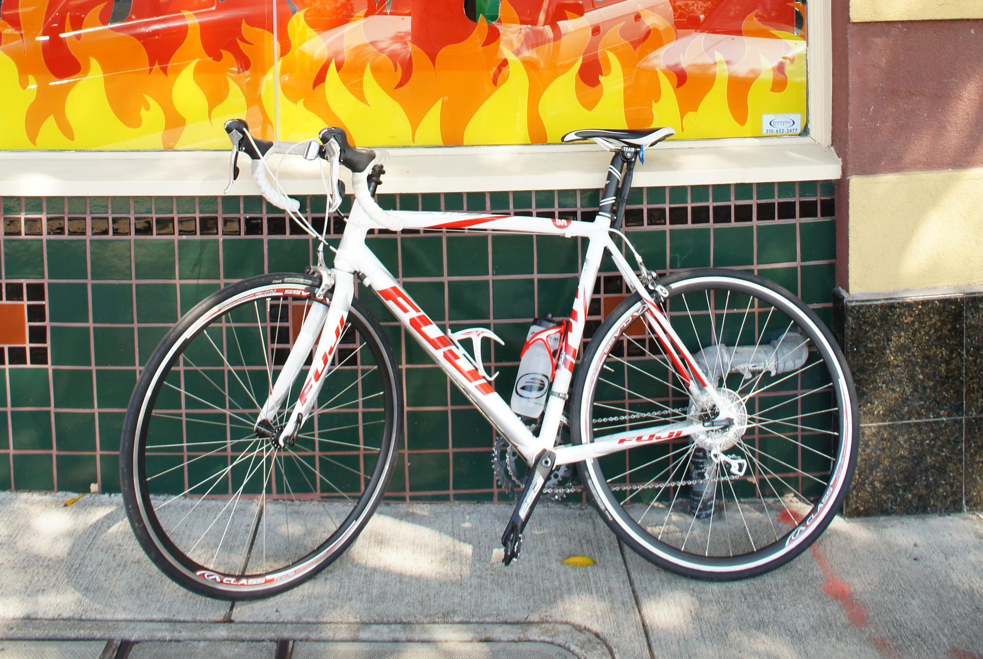 2012 Fuji Roubaix 2.0  White and Red