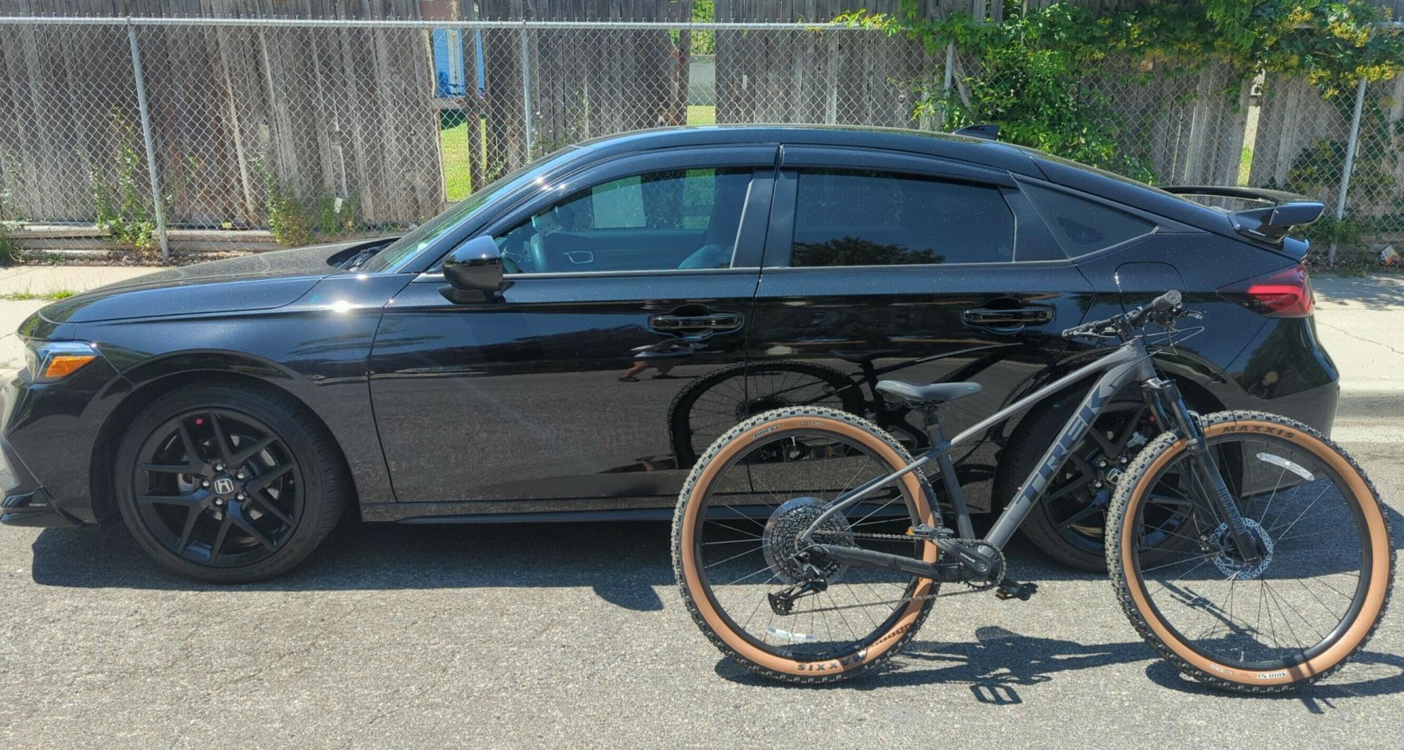 2023 Trek Marlin Silver, gray or bare metal