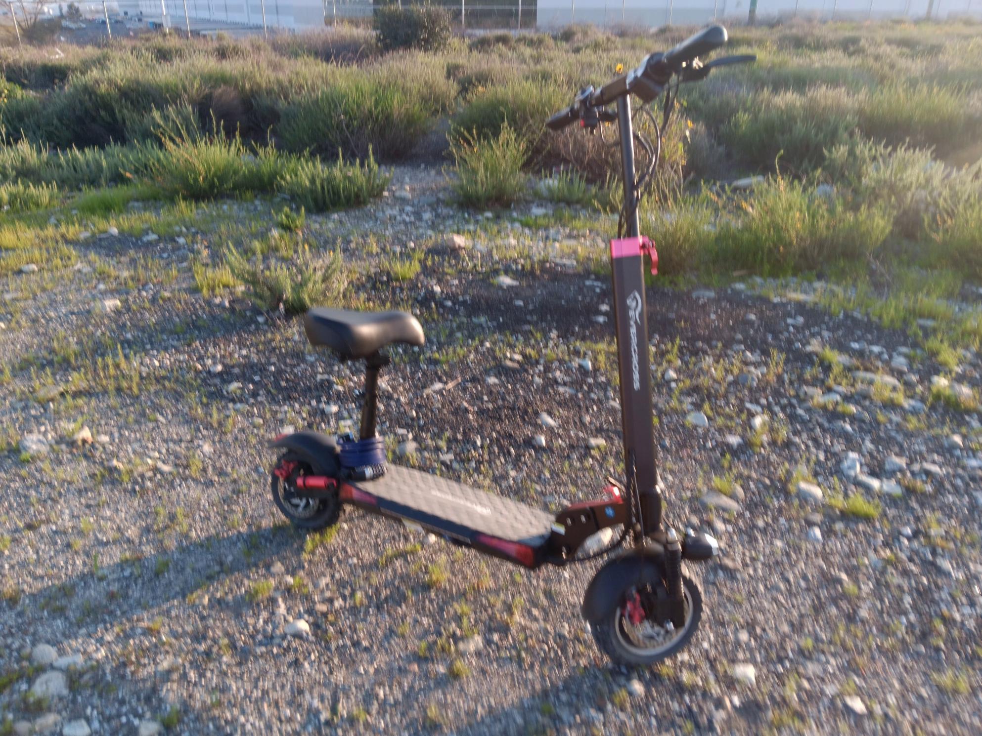 2022 Yongkang Sumeide Industry And Trade Co., Ltd. e-scooter Black and Red