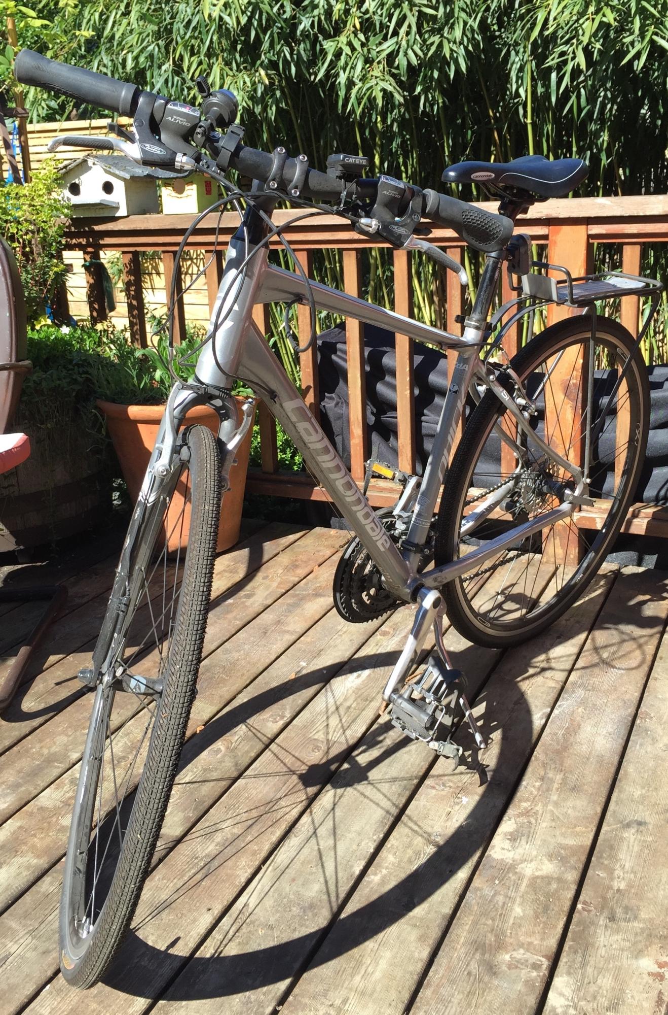 2010 Cannondale hybrid Silver or Gray