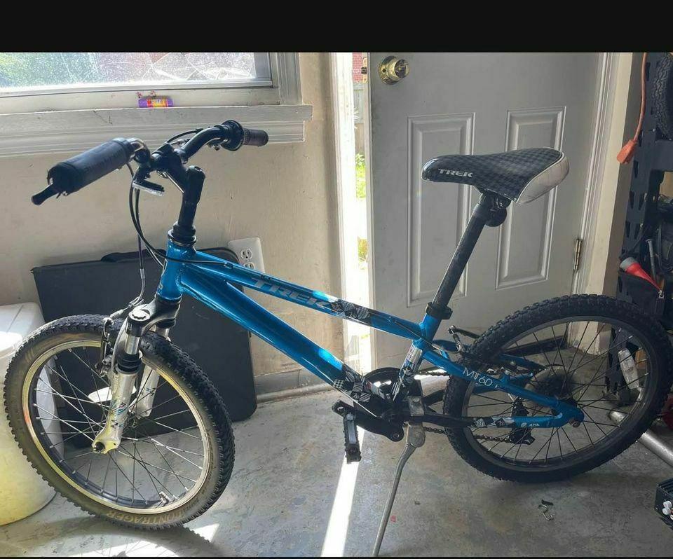 Trek MT 60 Black and Blue