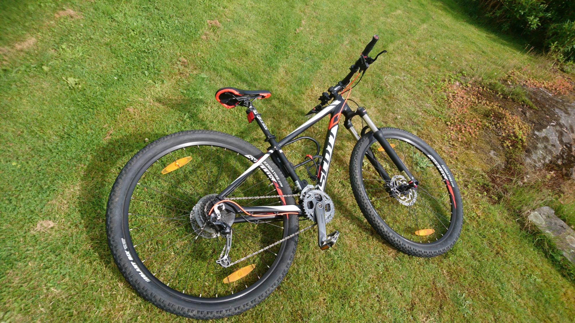 2016 SCOTT Aspect 930 Black, White, and Red