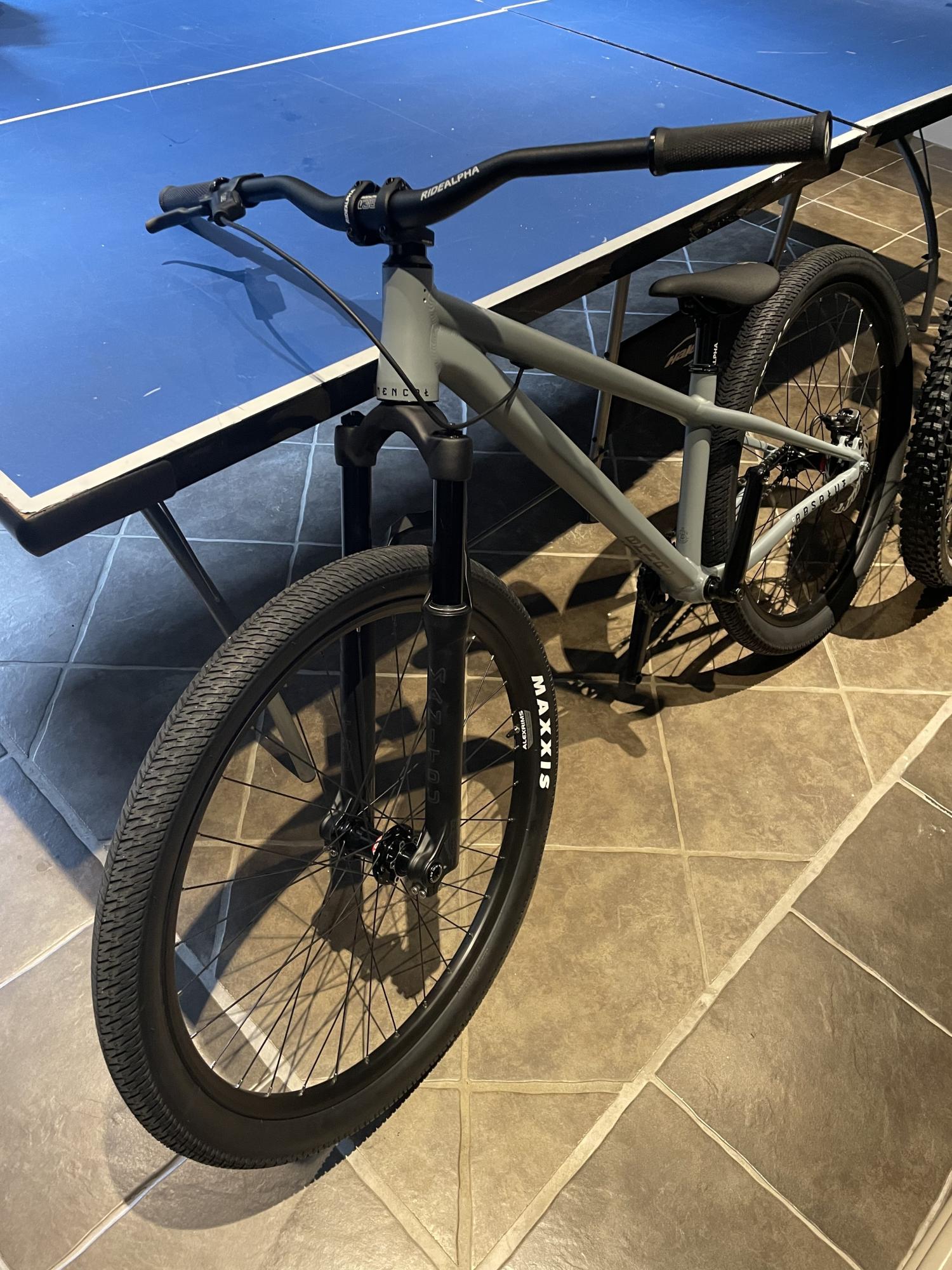 2022 Commencal Bikes Absolut Silver, gray or bare metal
