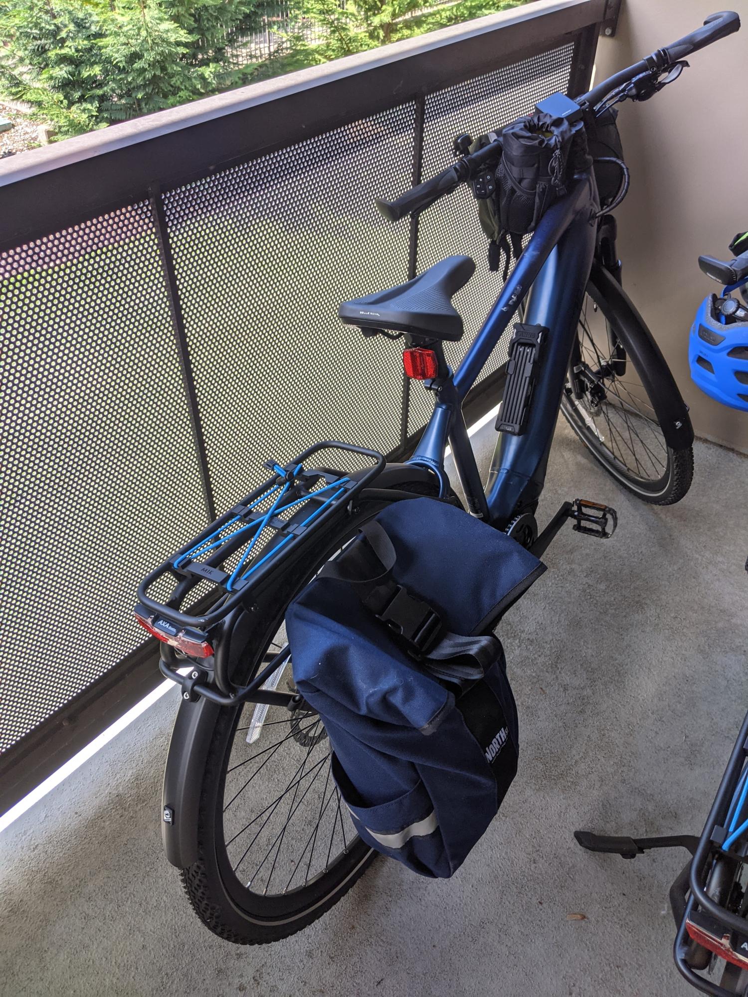2021 Giant Explorer E+ Blue