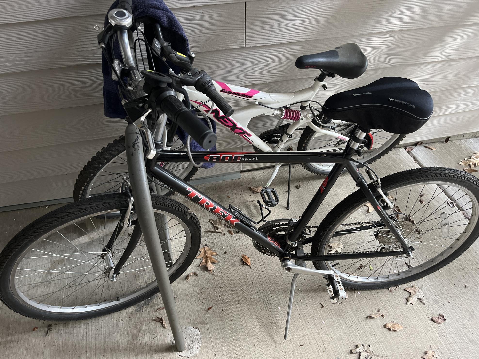 Trek 800 Black and Red