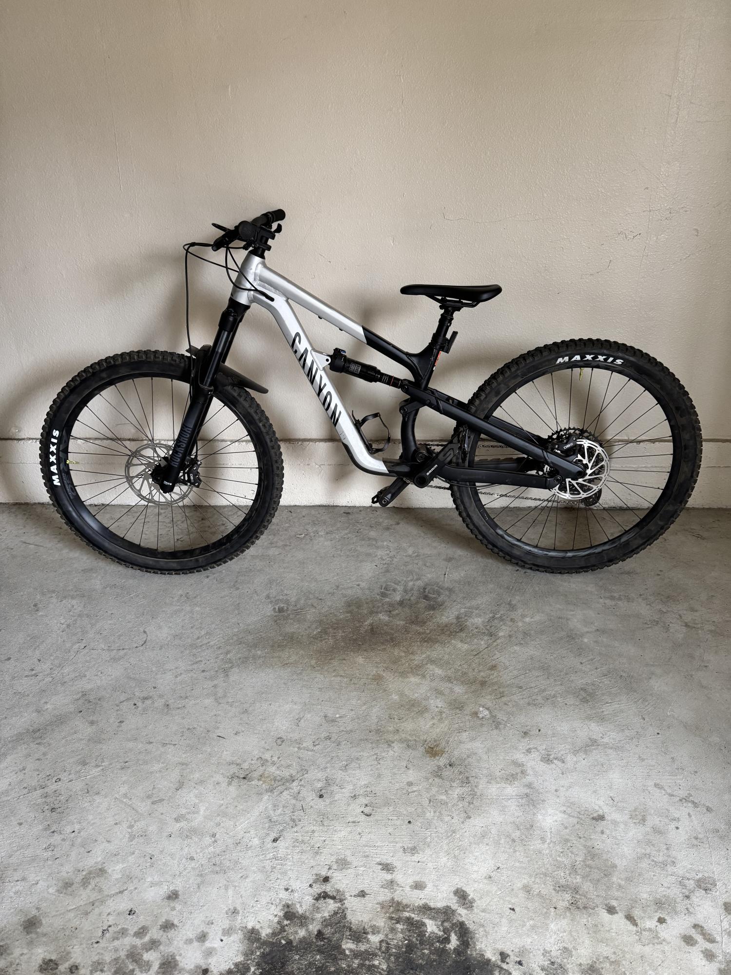 2024 Canyon bicycles Spectral Silver, gray or bare metal and Black