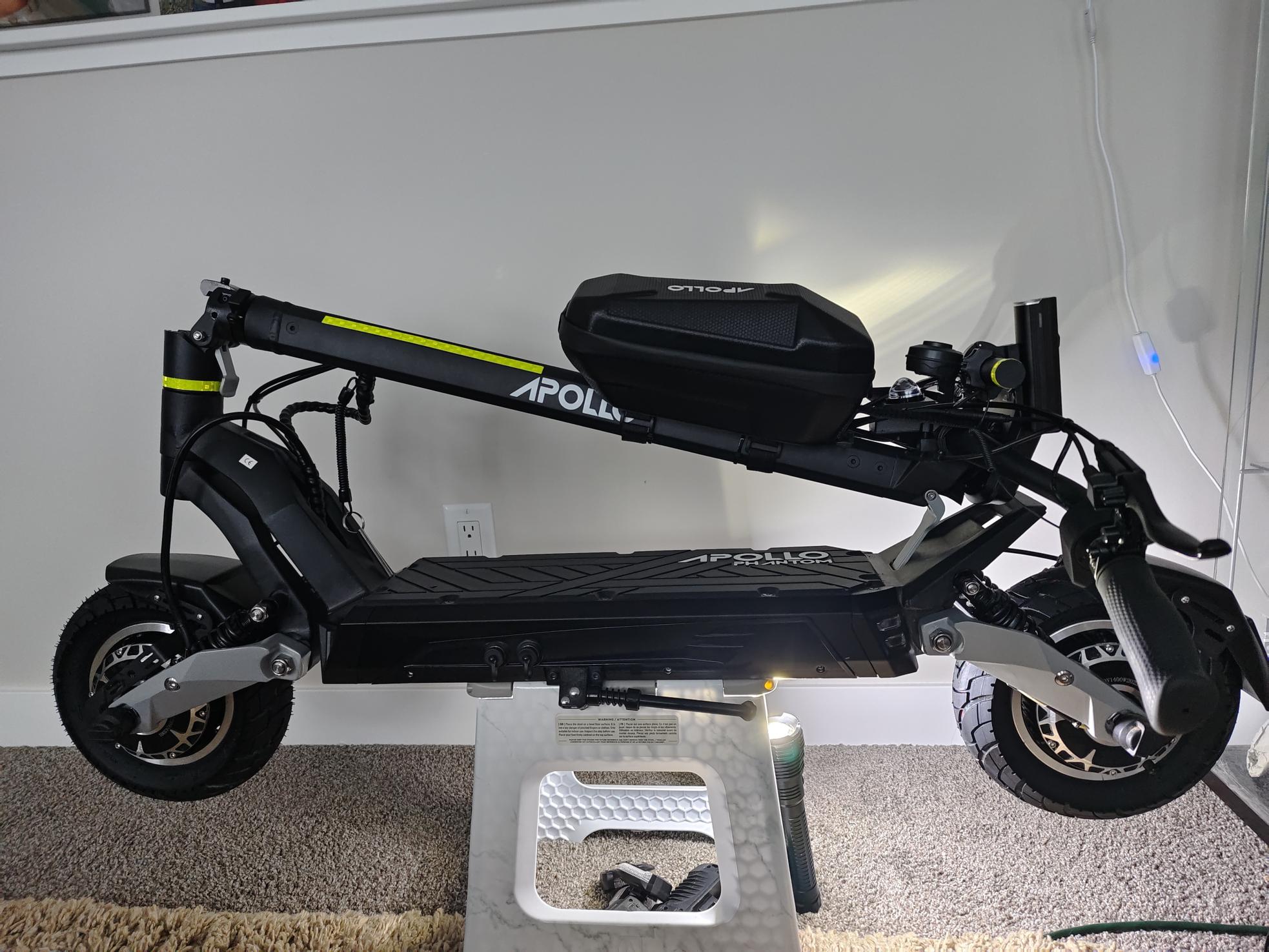 2023 Apollo Phantom V3 e-scooter Black
