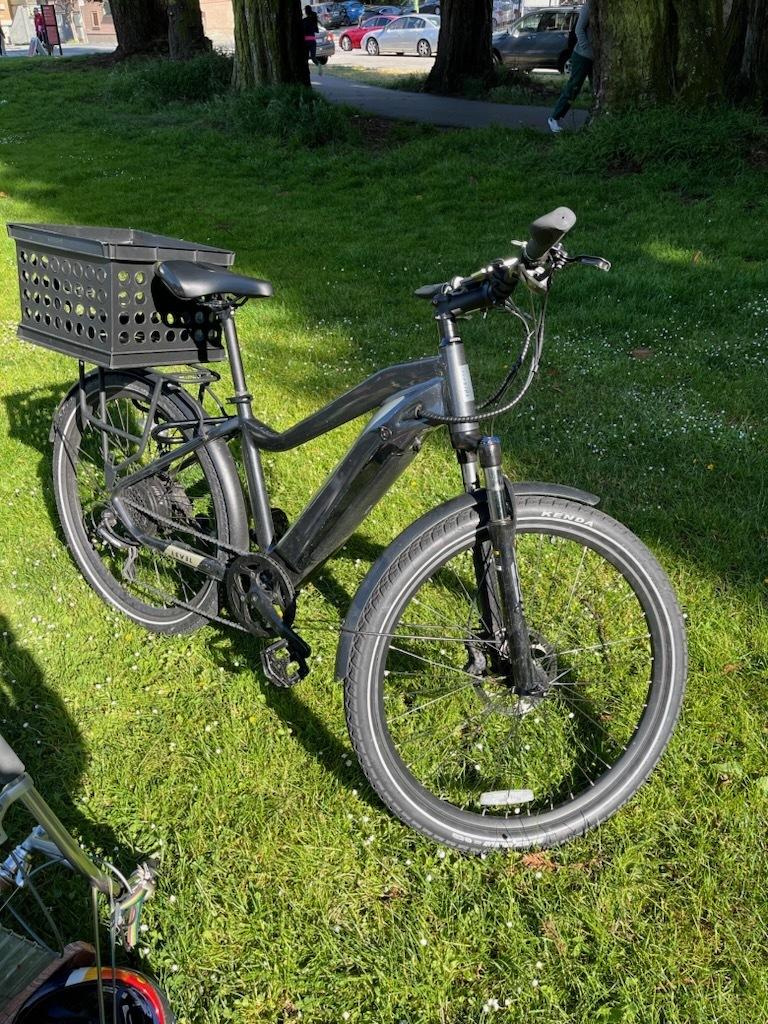 2022 Aventón Level Black