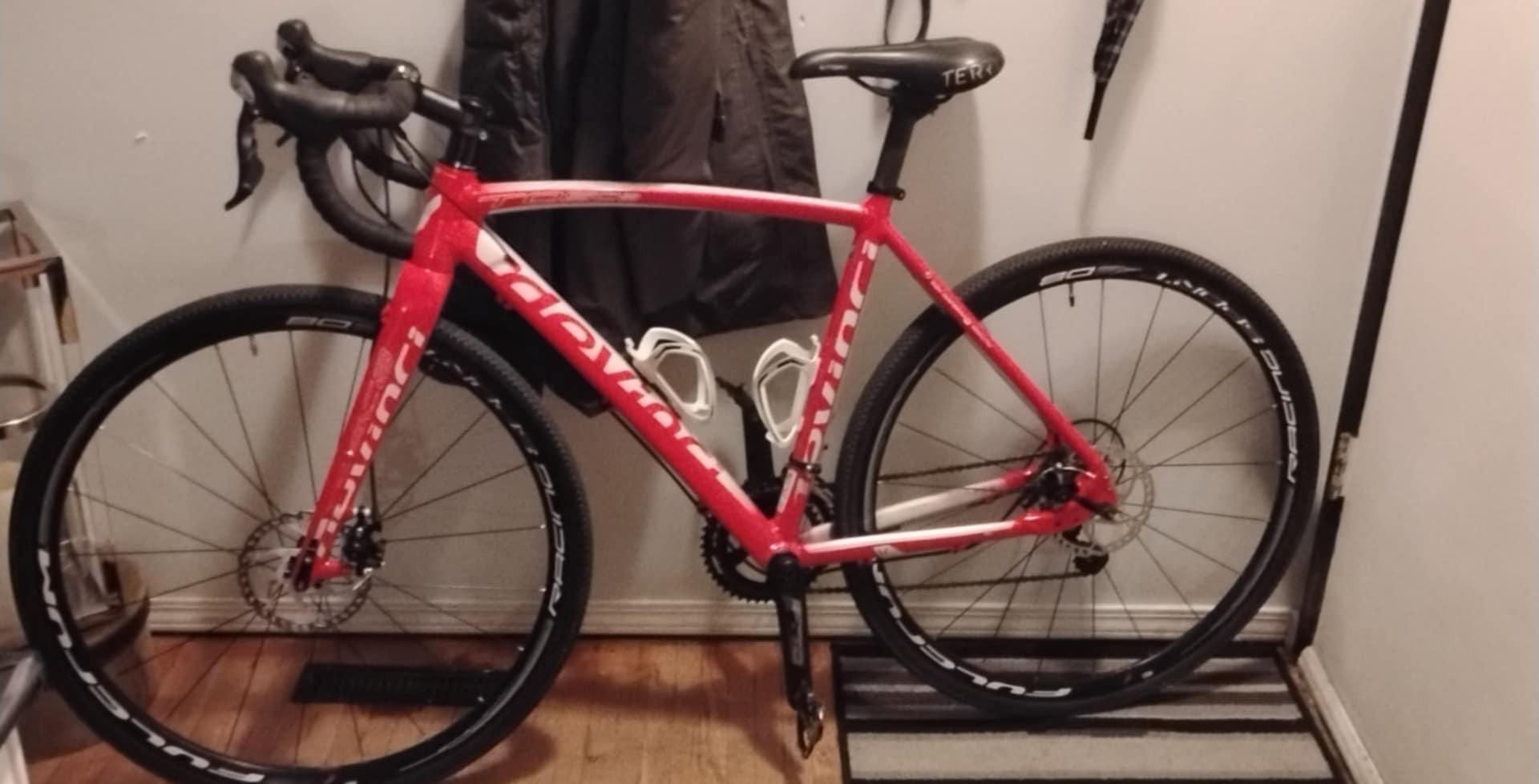 2023 Devinci Road bike Red