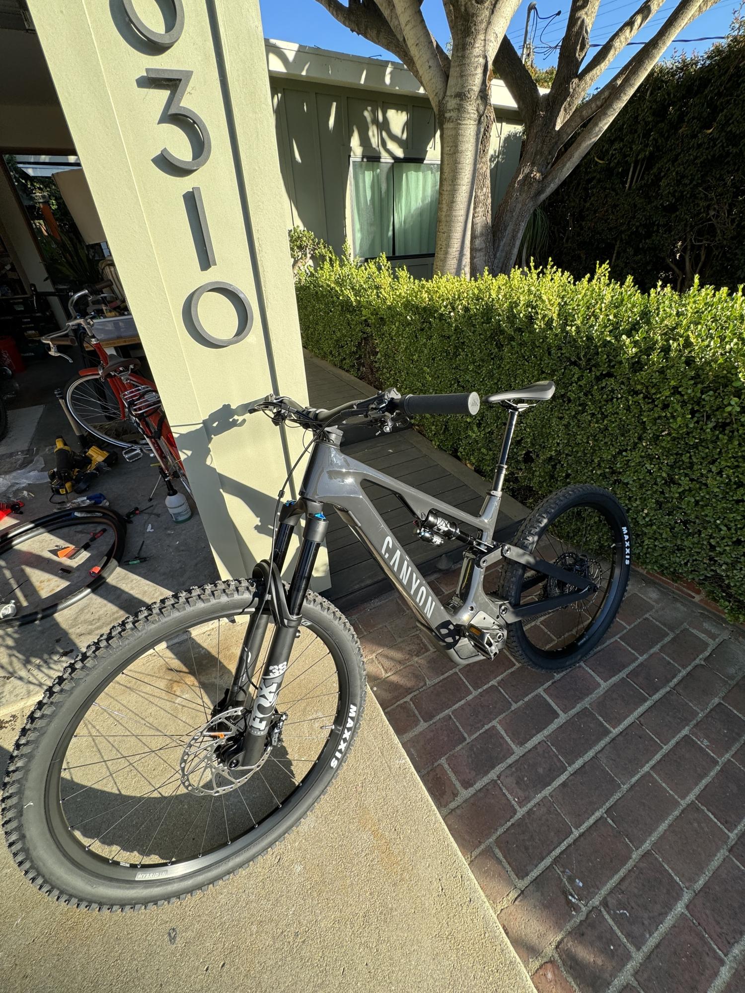 2023 Canyon bicycles Spectral On Black