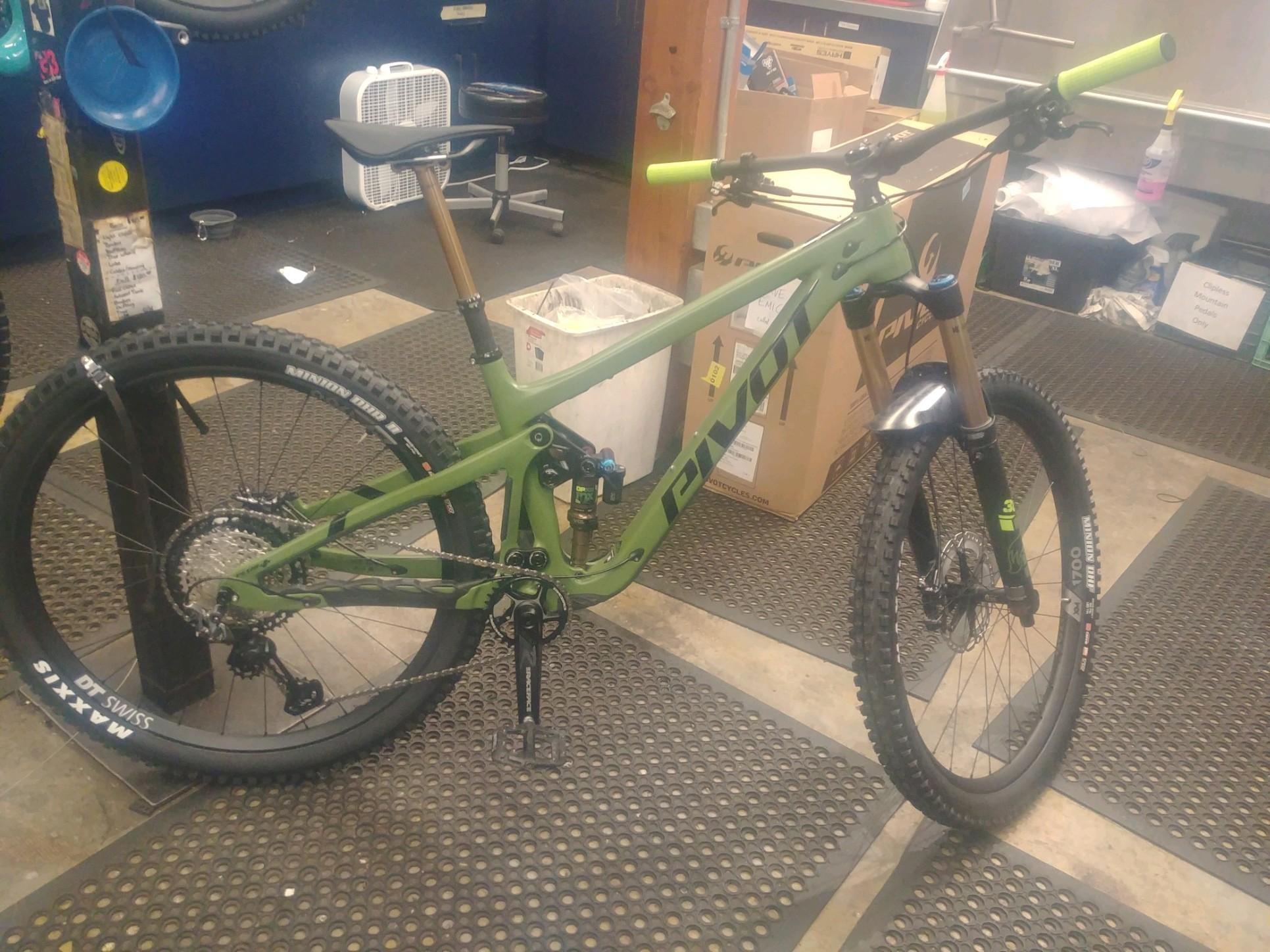 2021 Pivot Switchblade Green