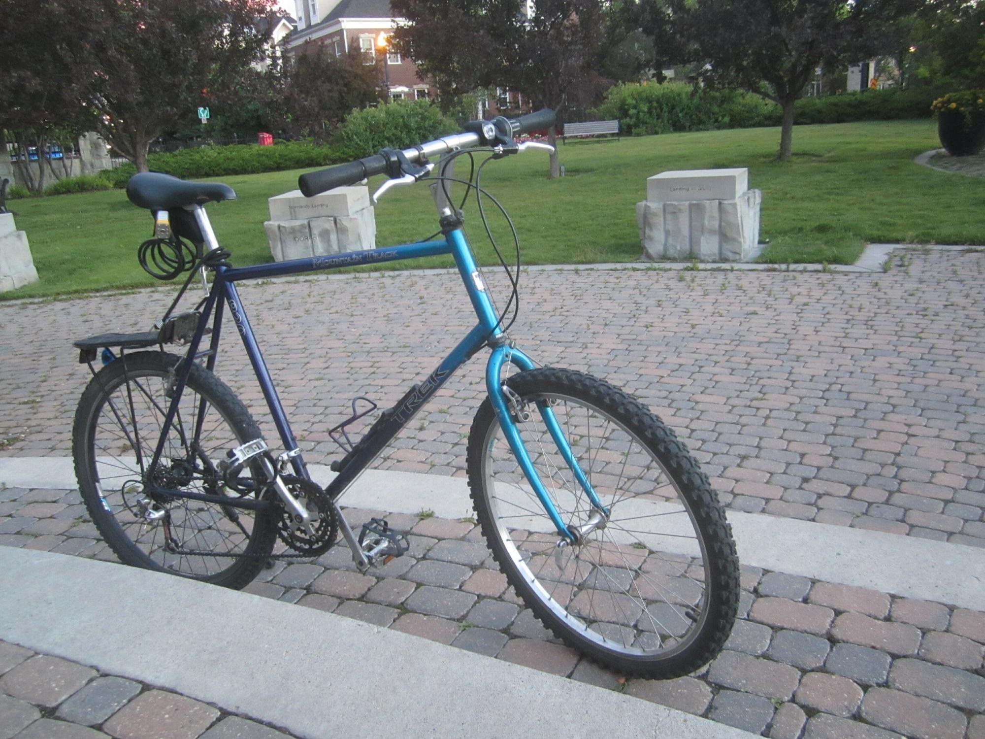 2000 Trek Mountain Bike Blue and Black