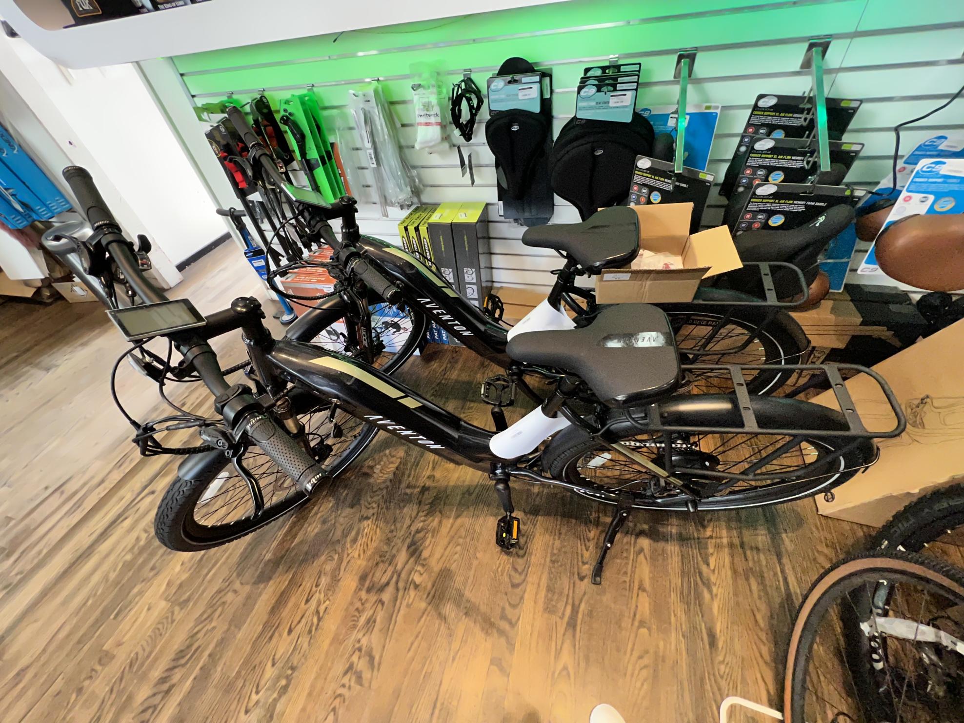 Aventón Level Step Thru assembled Silver, gray or bare metal