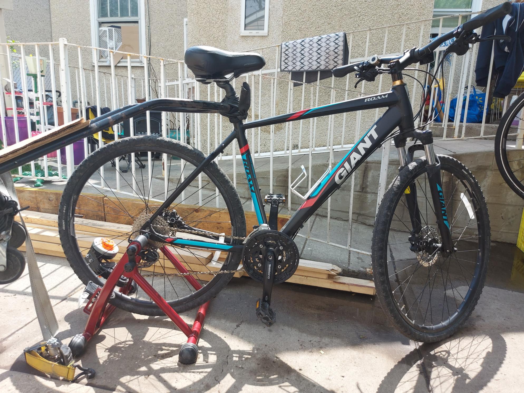 2016 Giant Roam 0 Disc Black, Blue, and Red