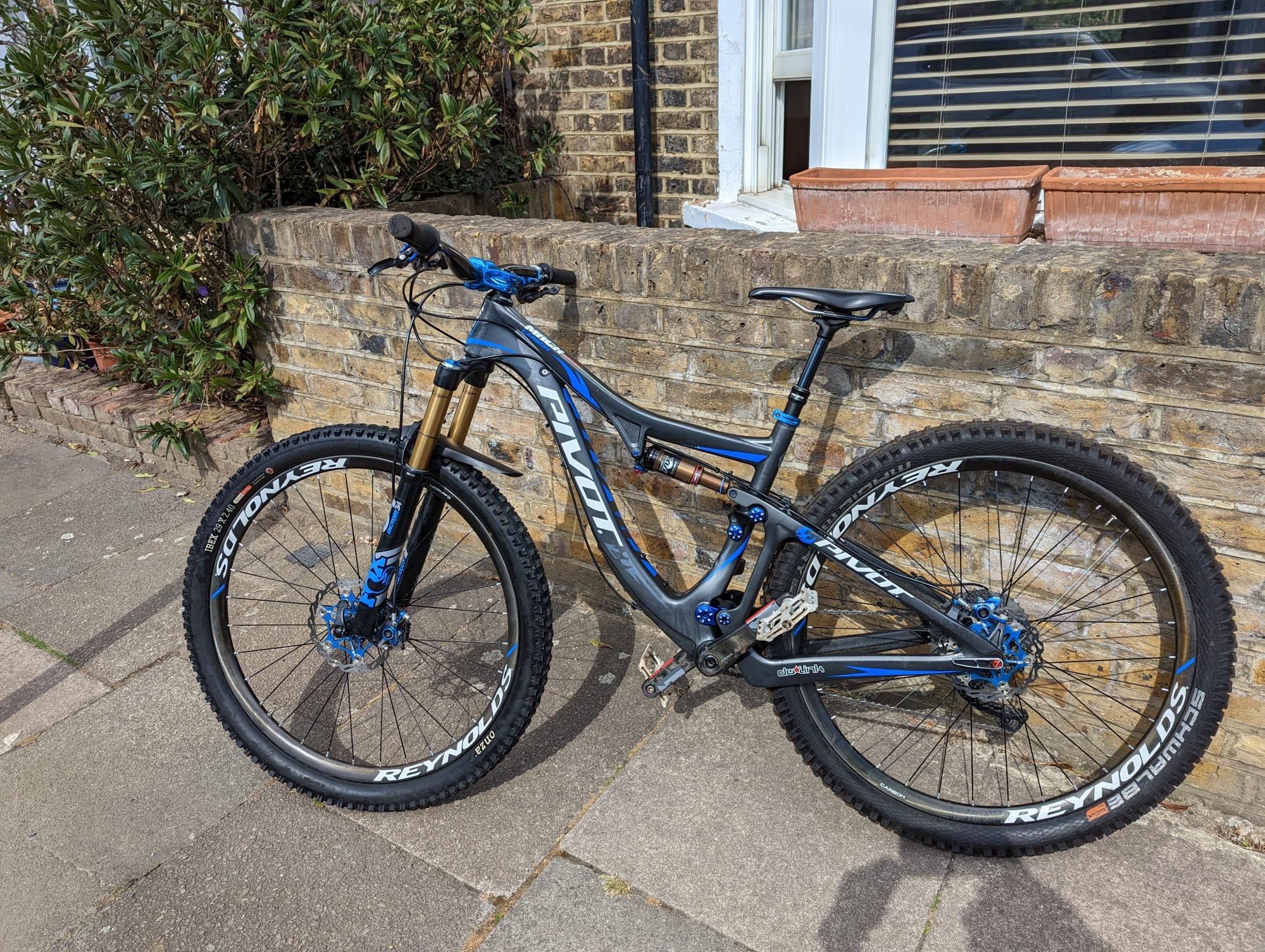 2018 Pivot Mach429 Carbon Silver, gray or bare metal