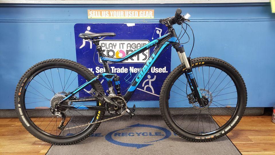 2015 Giant Stance 2 Medium Black and Blue