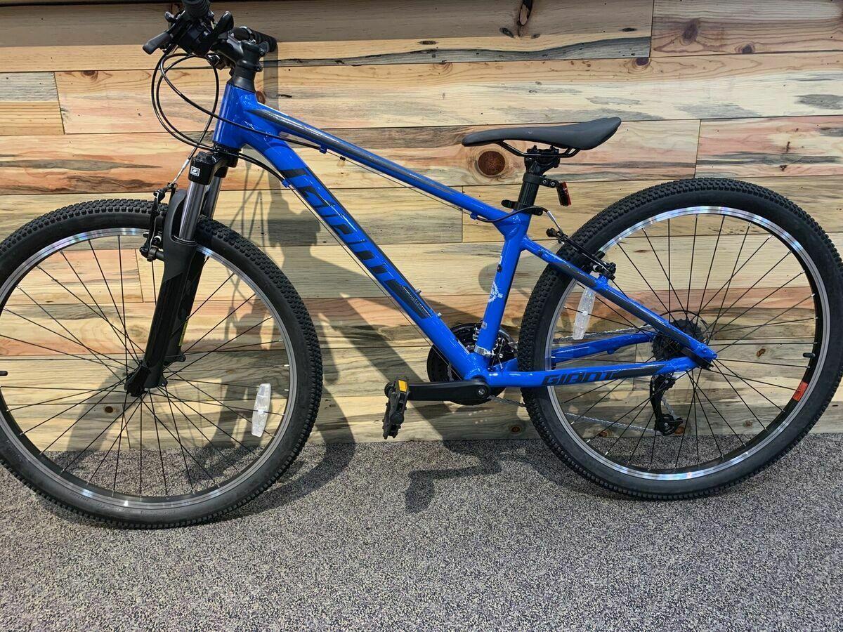 2022 Giant 22 Bike Atx 27.5 lRG Blue