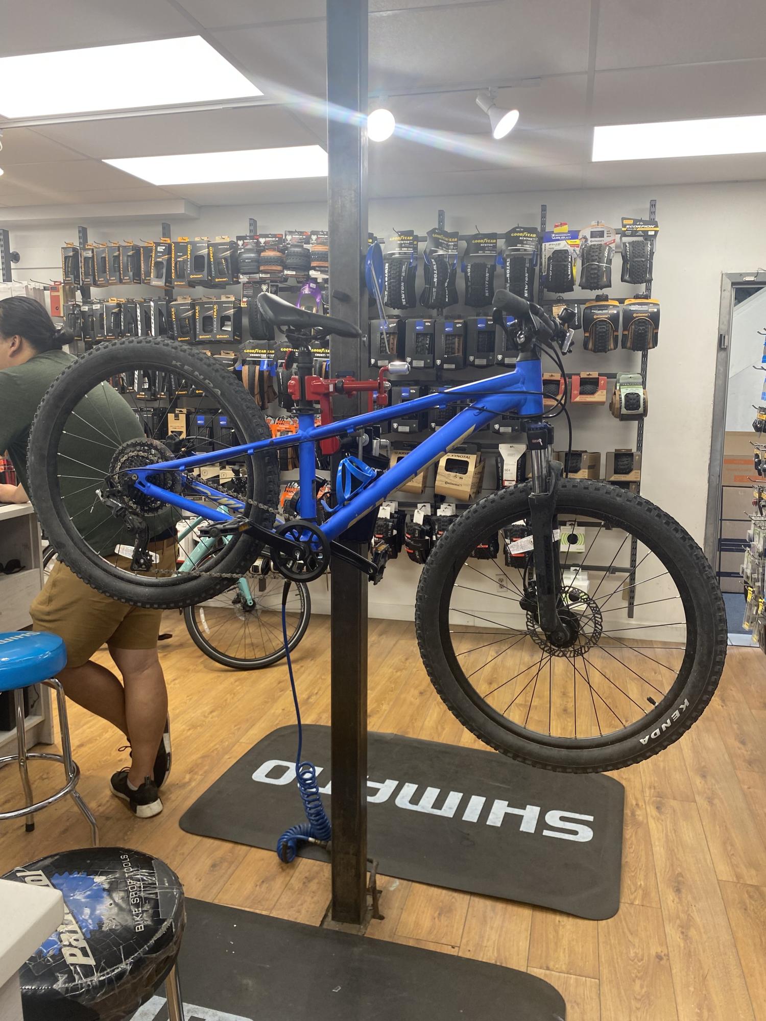2023 Giant STP 24 FS Blue