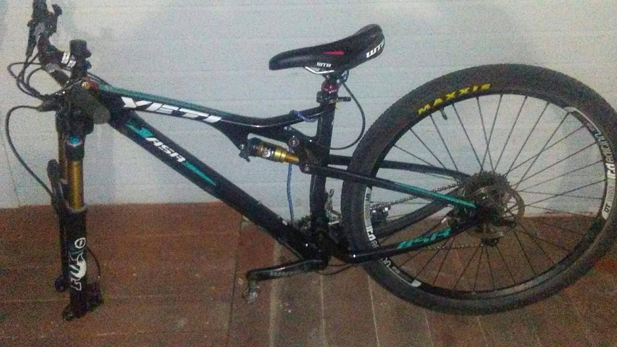 2015 Yeti Asr Black and Blue