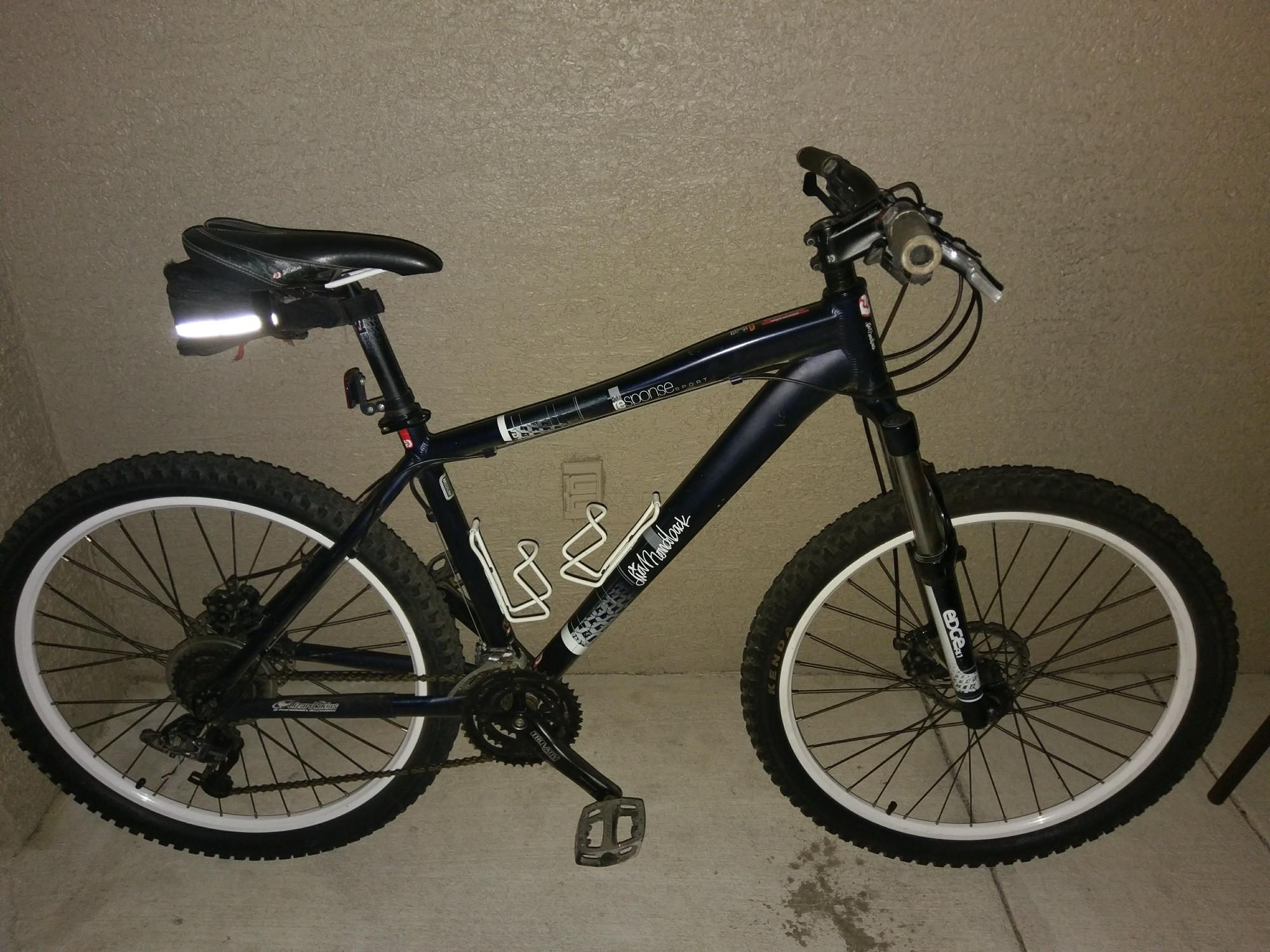 2009 Diamondback Response Sport Blue and White