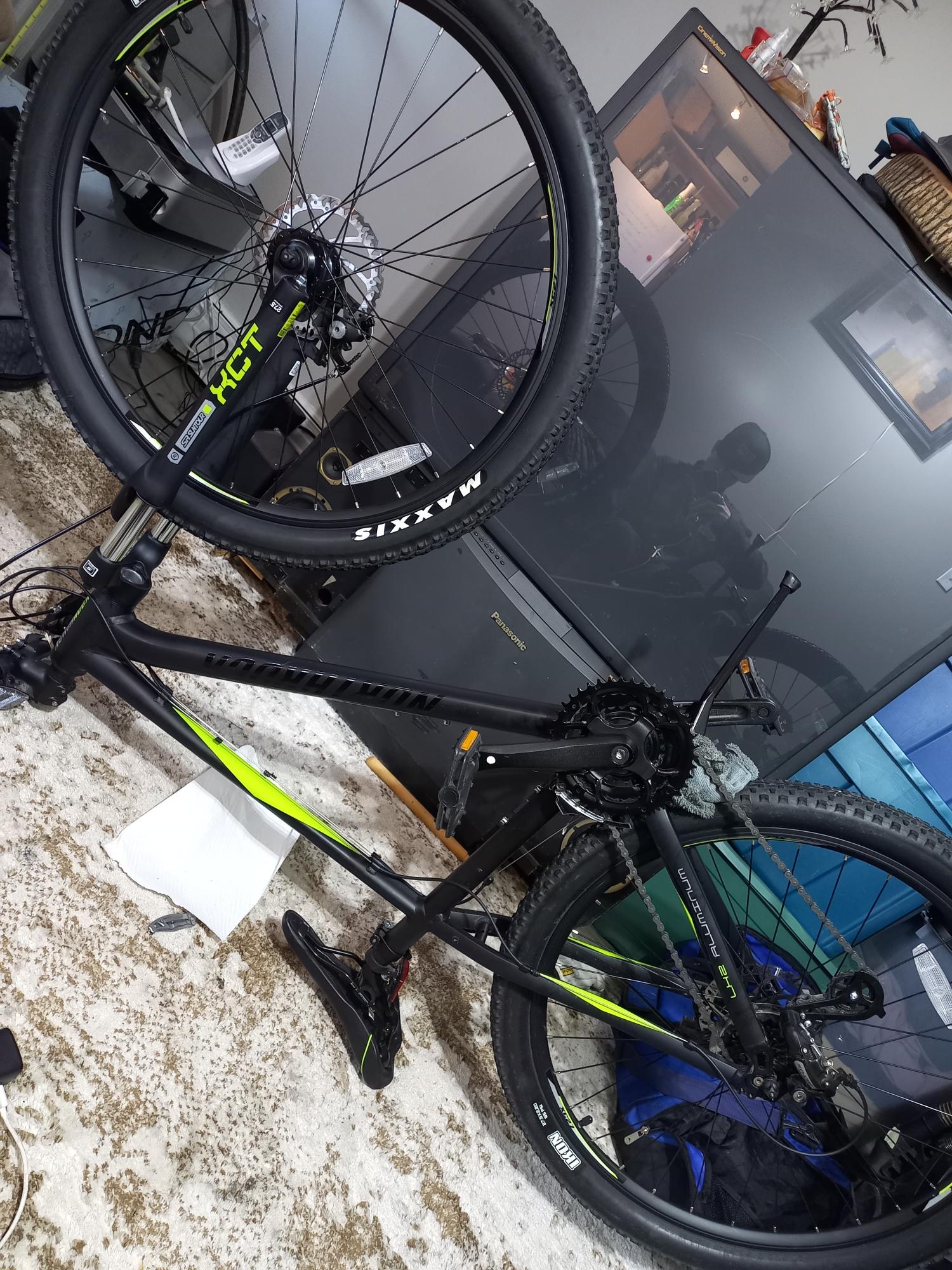 2022 Giant Downhill Black and Black