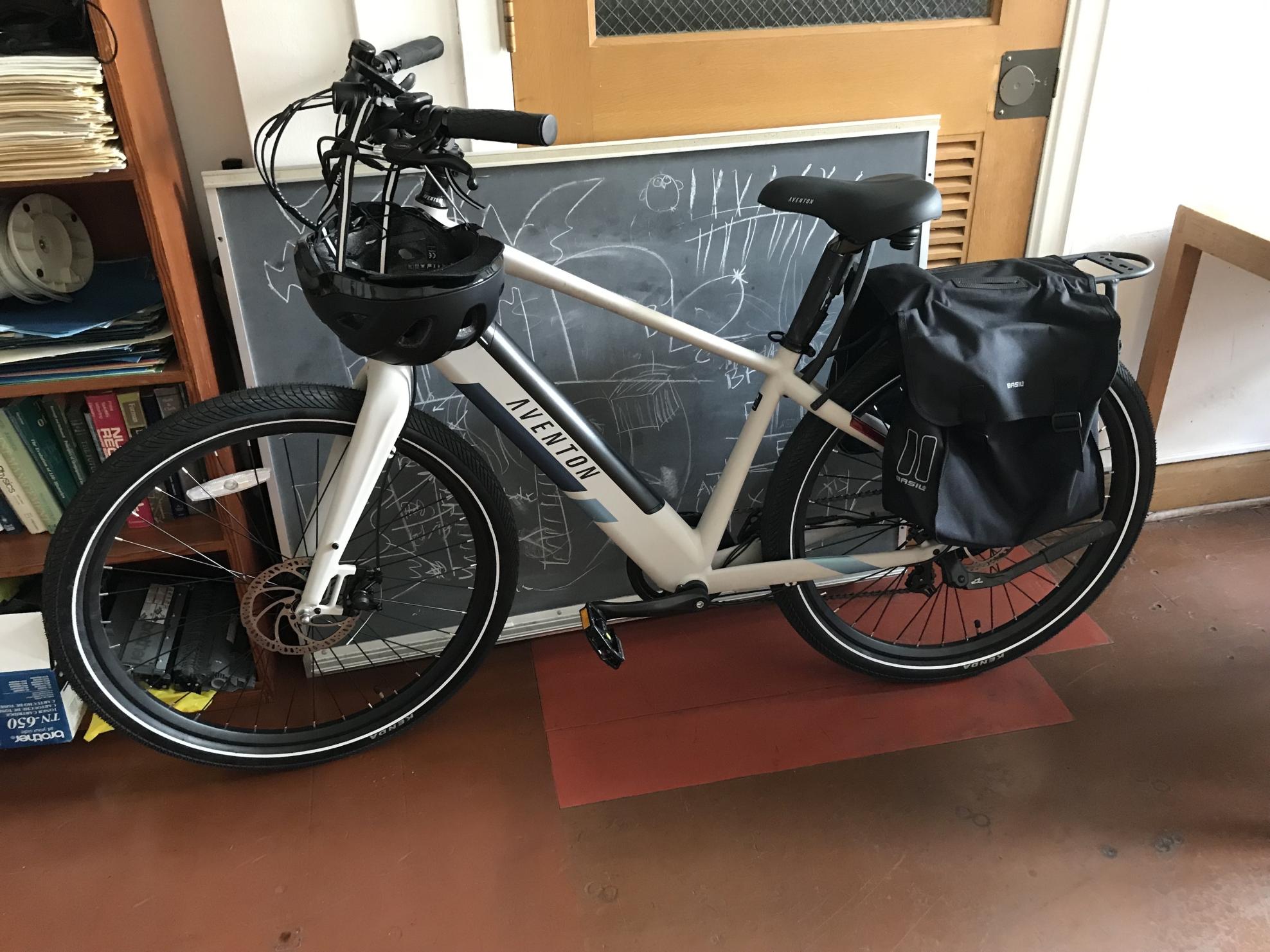 2023 Aventón Pace 350 Silver, gray or bare metal