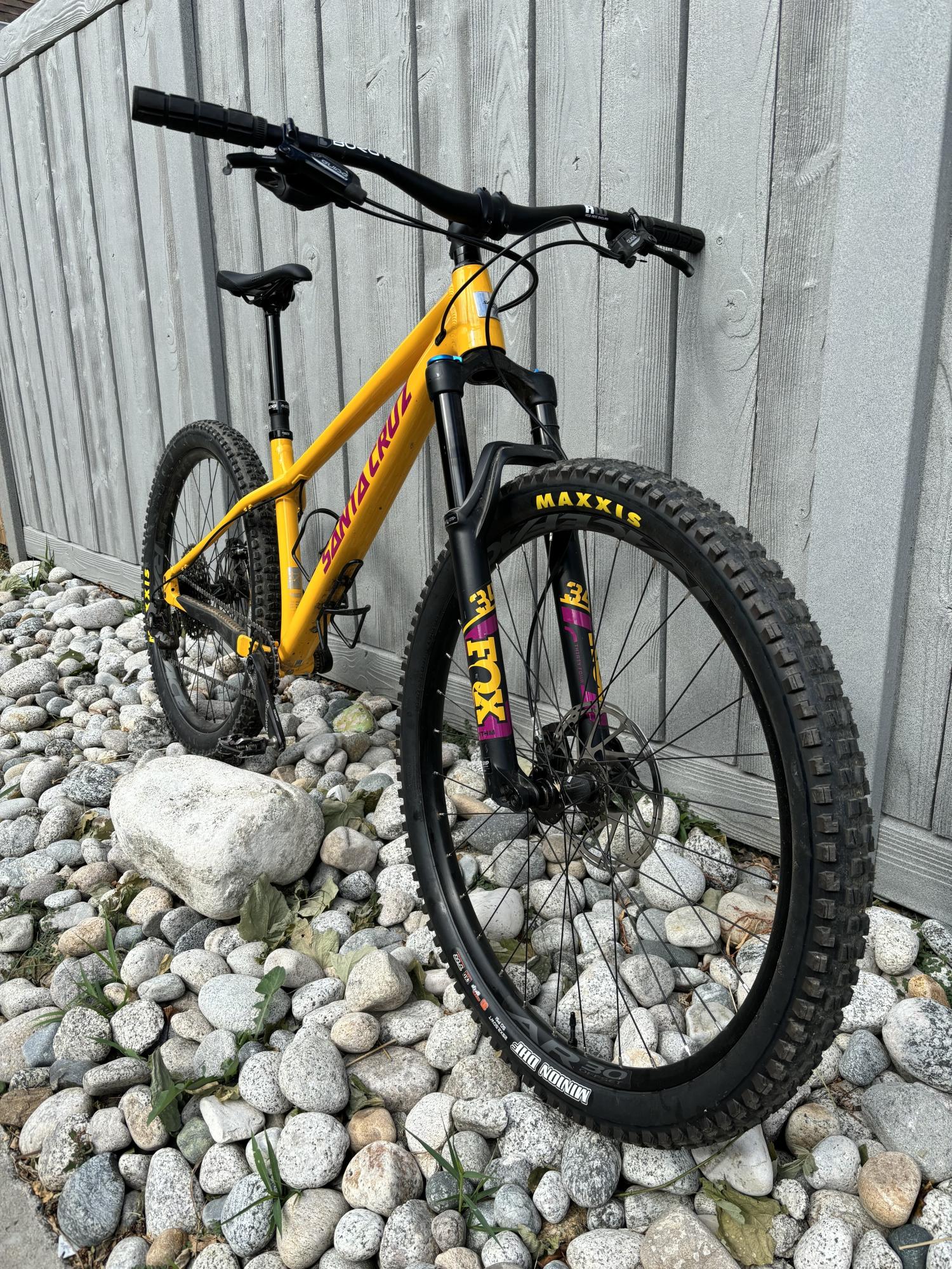 2022 Santa Cruz chameleon Yellow or Gold