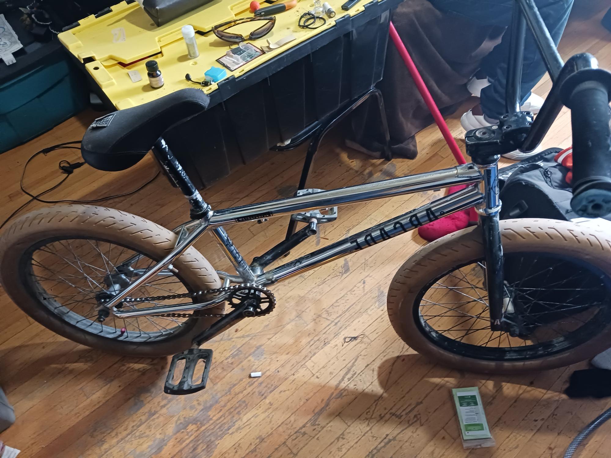 WeThePeople Arcade Silver, gray or bare metal