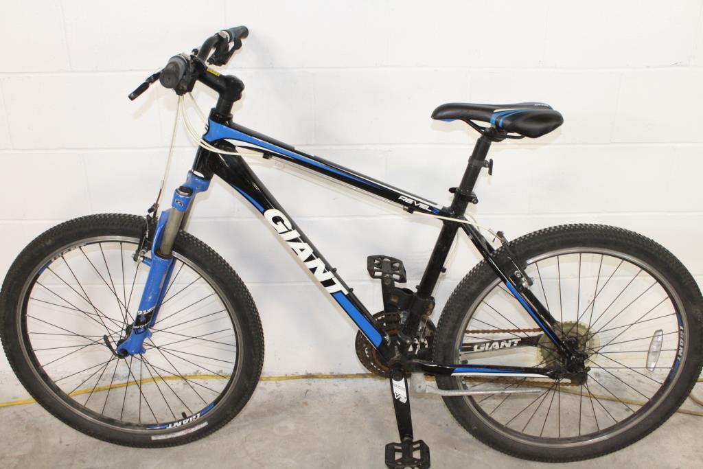 2015 Giant Revel 2 Black, Blue, and White