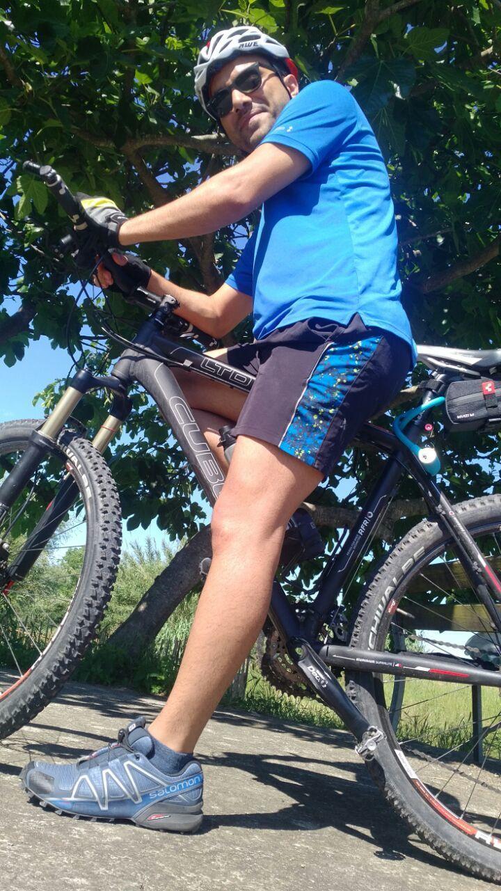 2011 Cube Black, Red, and White