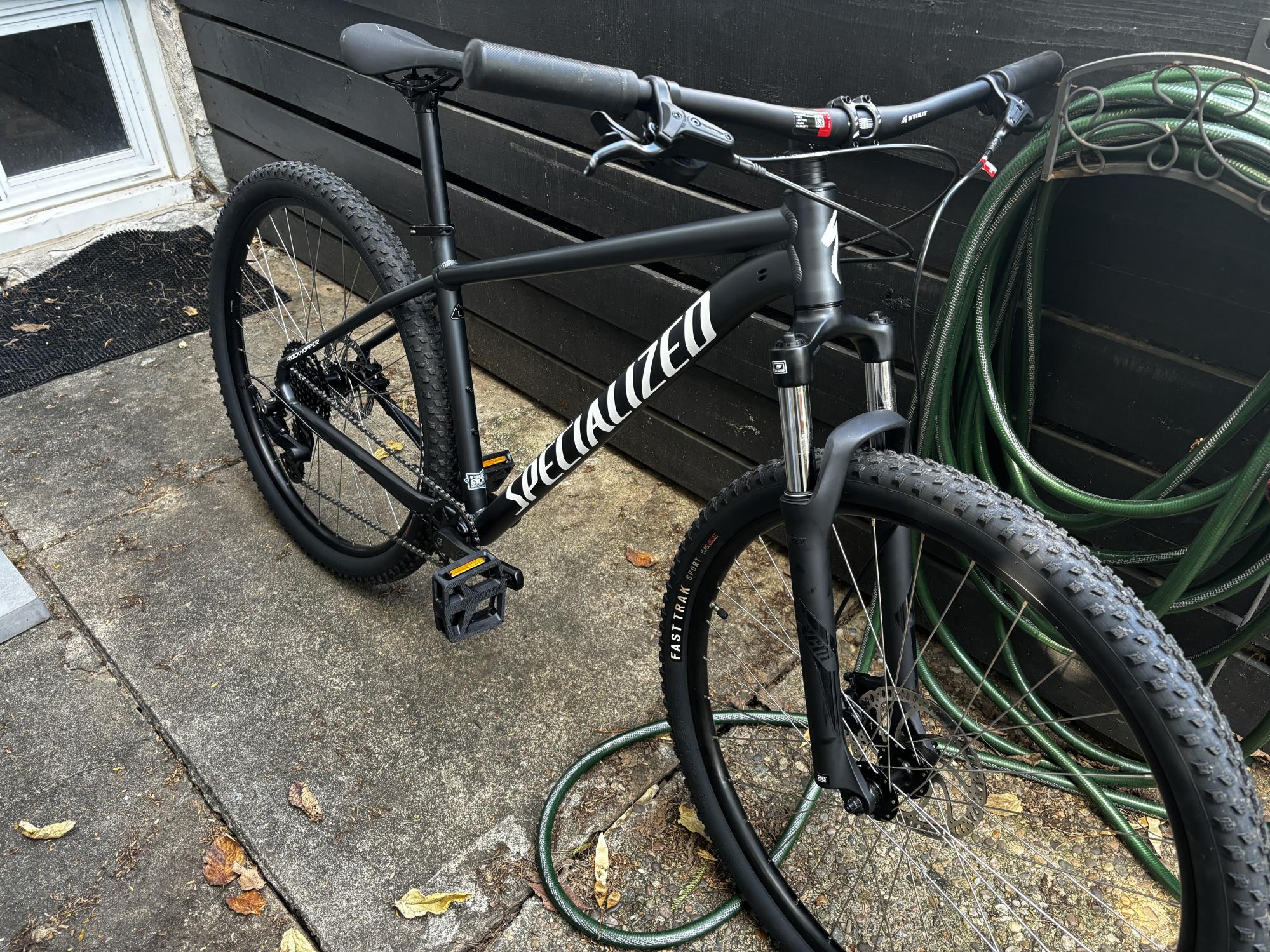 Specialized ROCKHOPPER SPORT BLKLQDMET/WHT - 29 Black